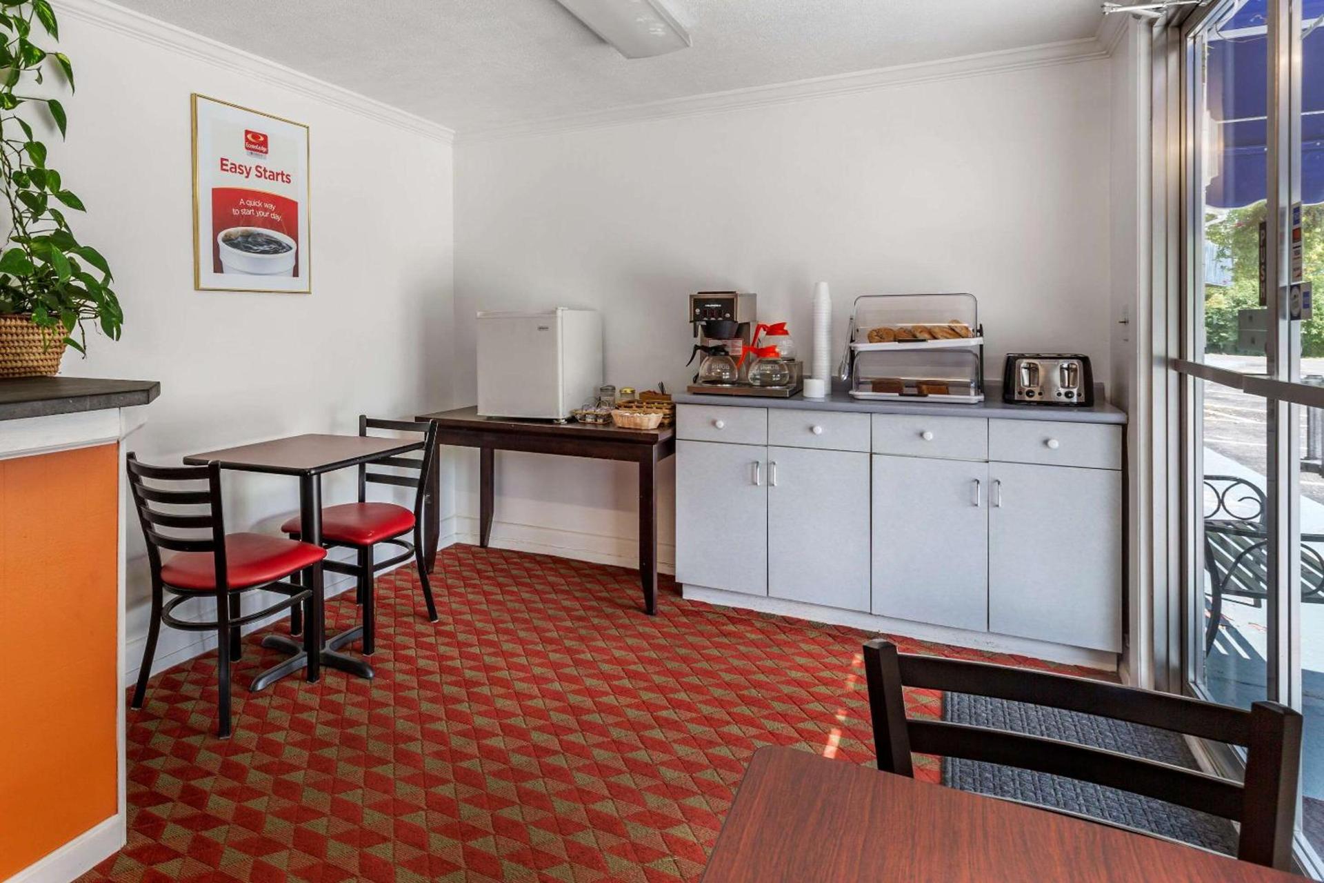 Econo Lodge Lee - Great Barrington photo 25