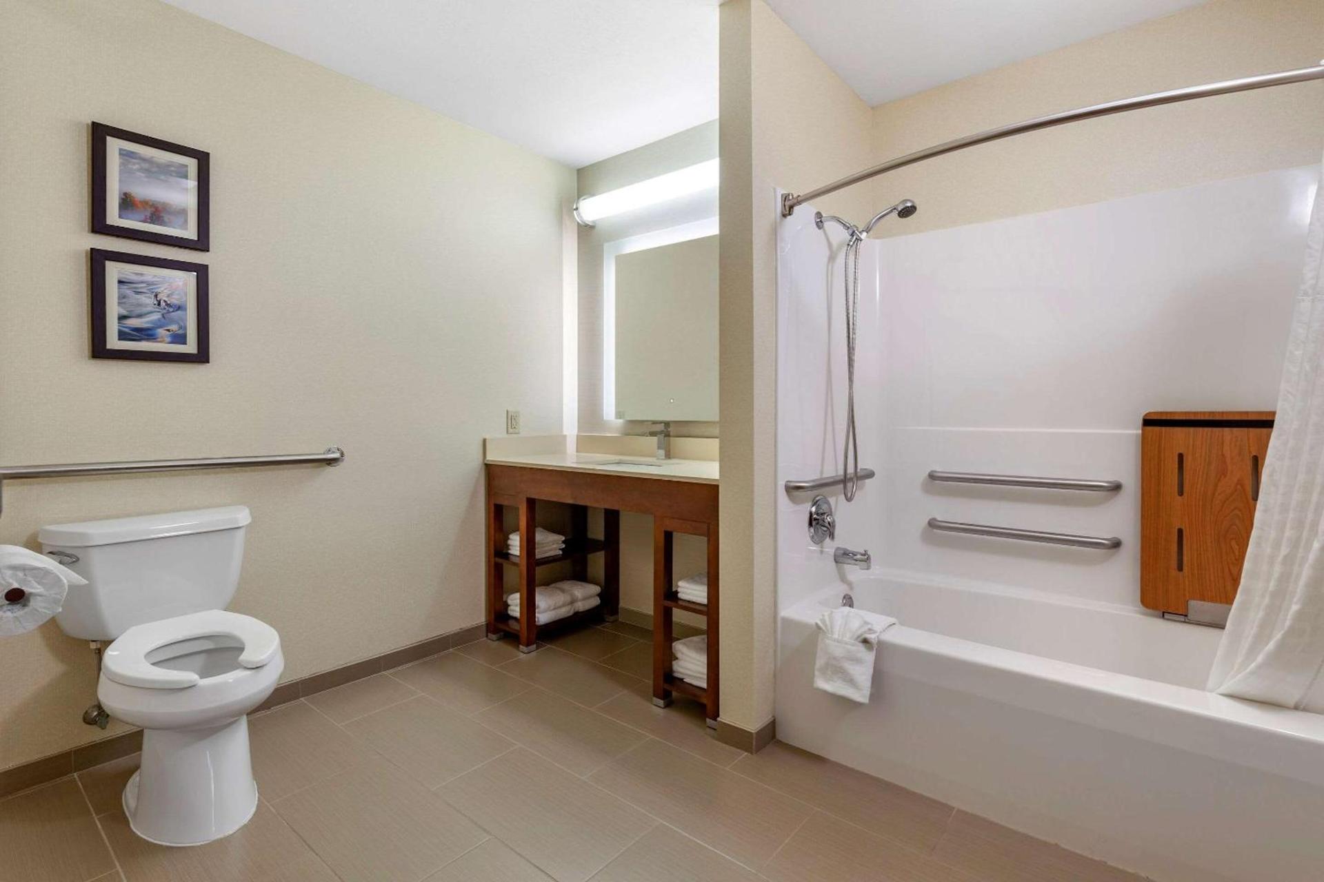 Comfort Suites Escanaba West photo 11