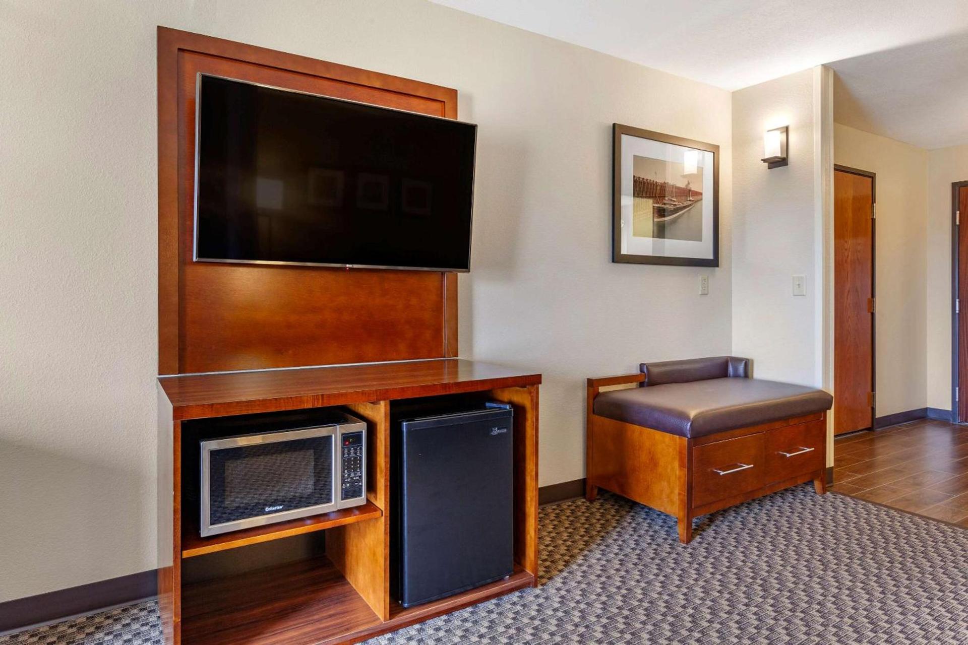 Comfort Suites Escanaba West photo 10