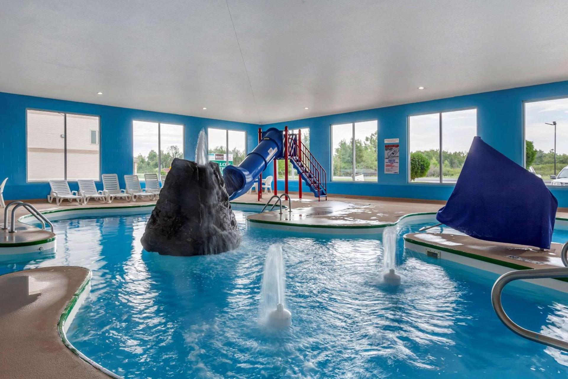 Comfort Suites Escanaba West photo 13