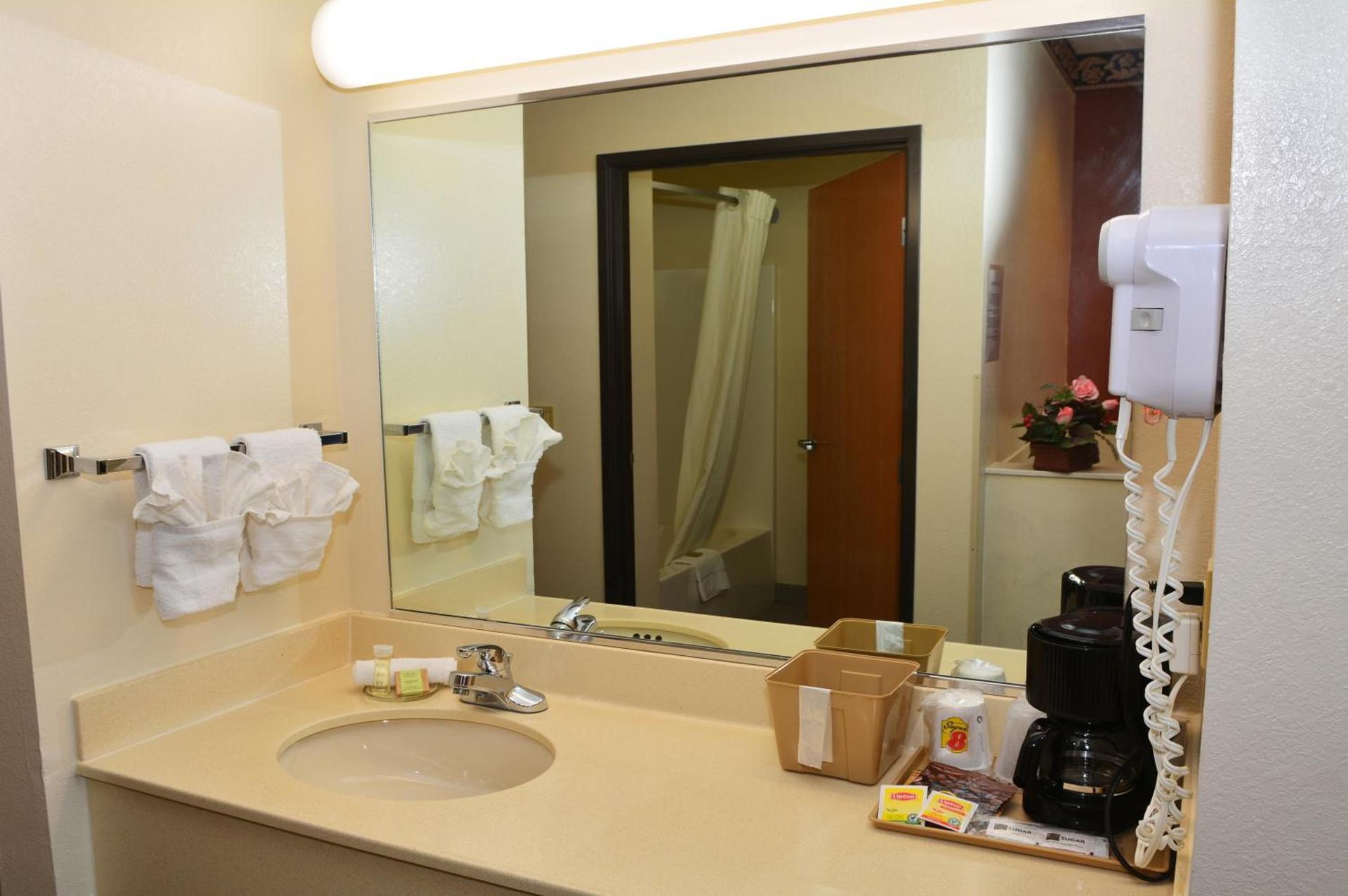 Super 8 by Wyndham Athens photo 21
