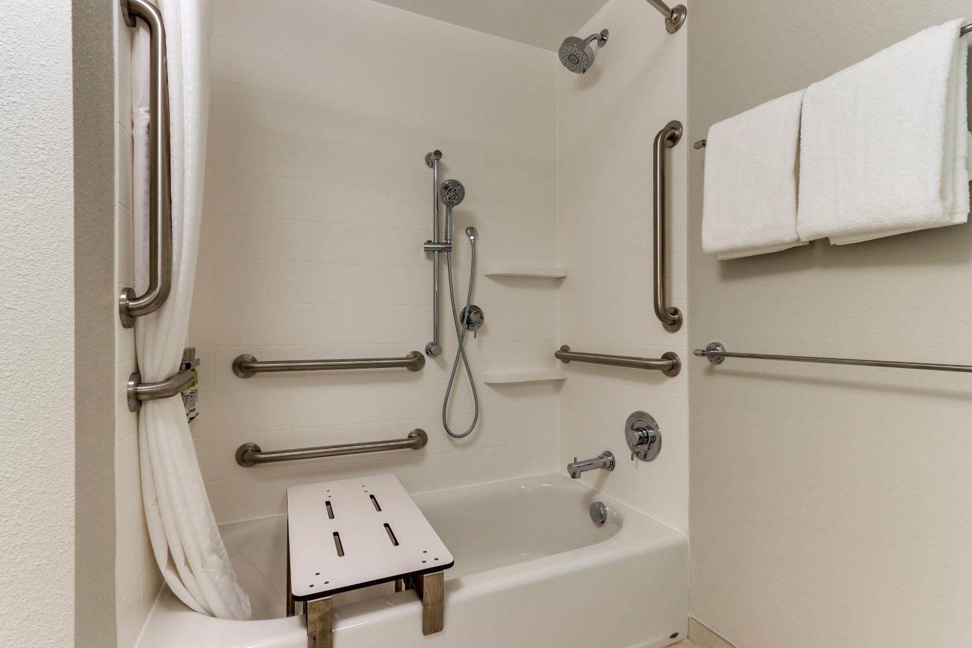 Holiday Inn Express & Suites - Roanoke – Civic Center photo 8