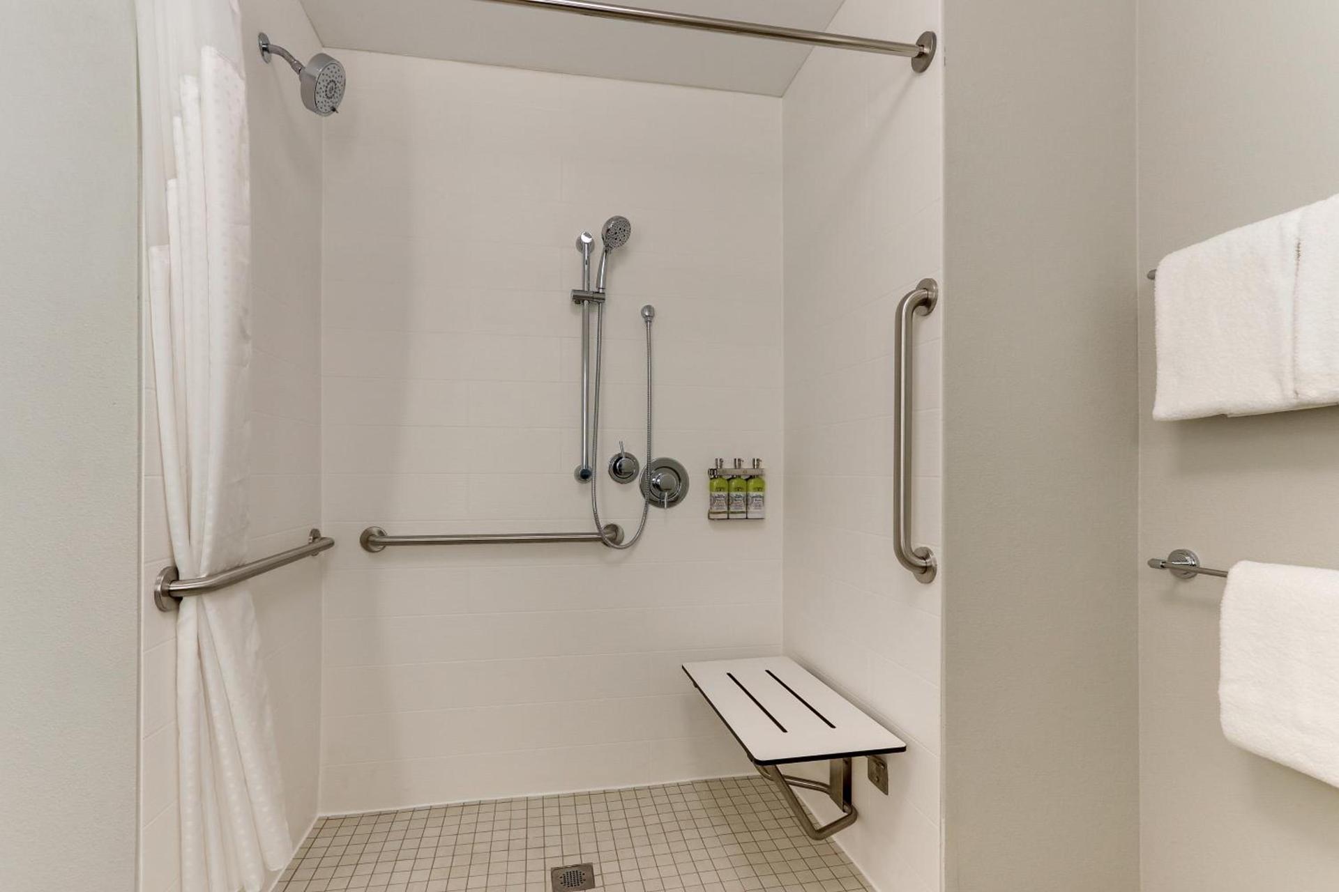 Holiday Inn Express & Suites - Roanoke – Civic Center photo 14