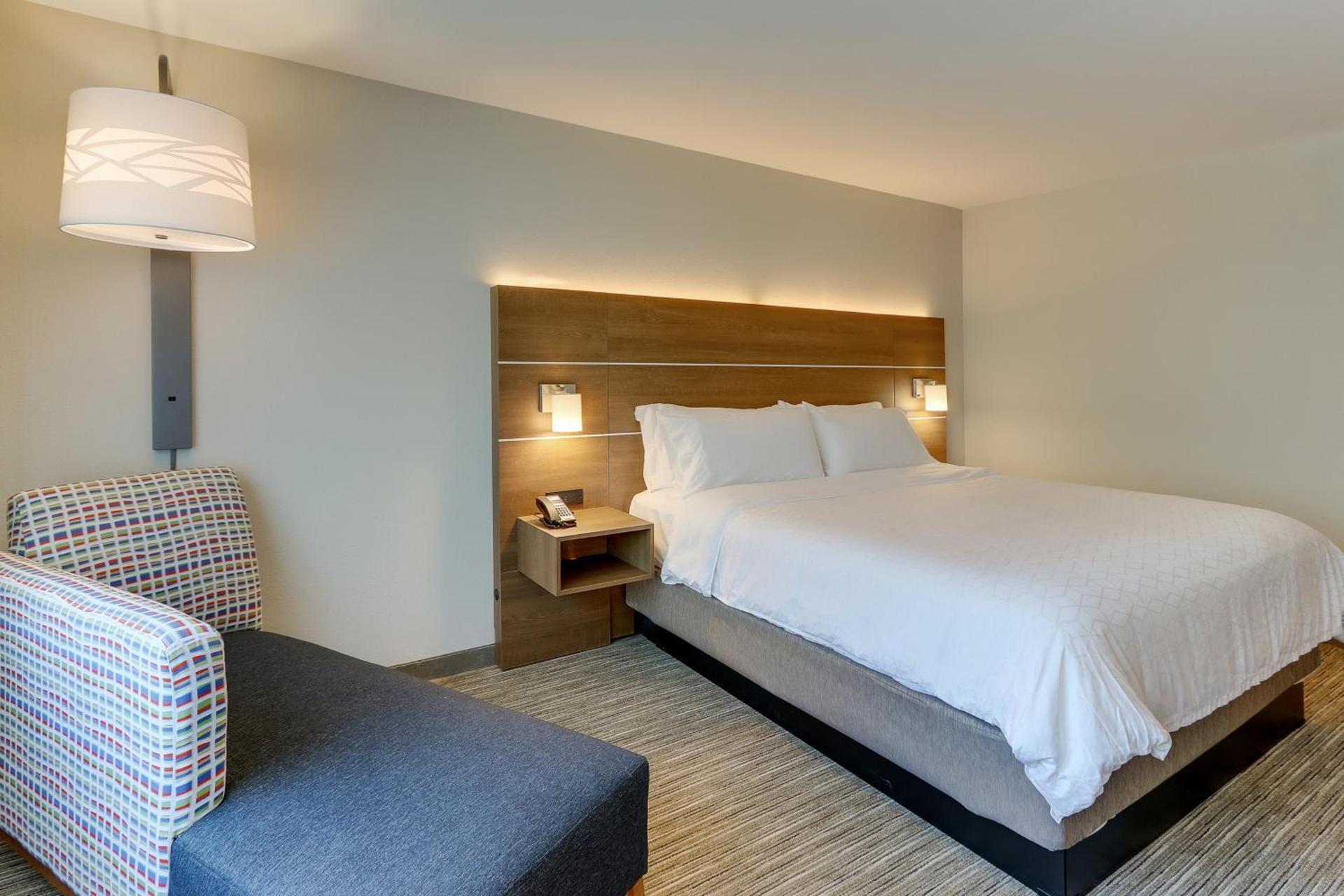 Holiday Inn Express & Suites - Roanoke – Civic Center photo 36