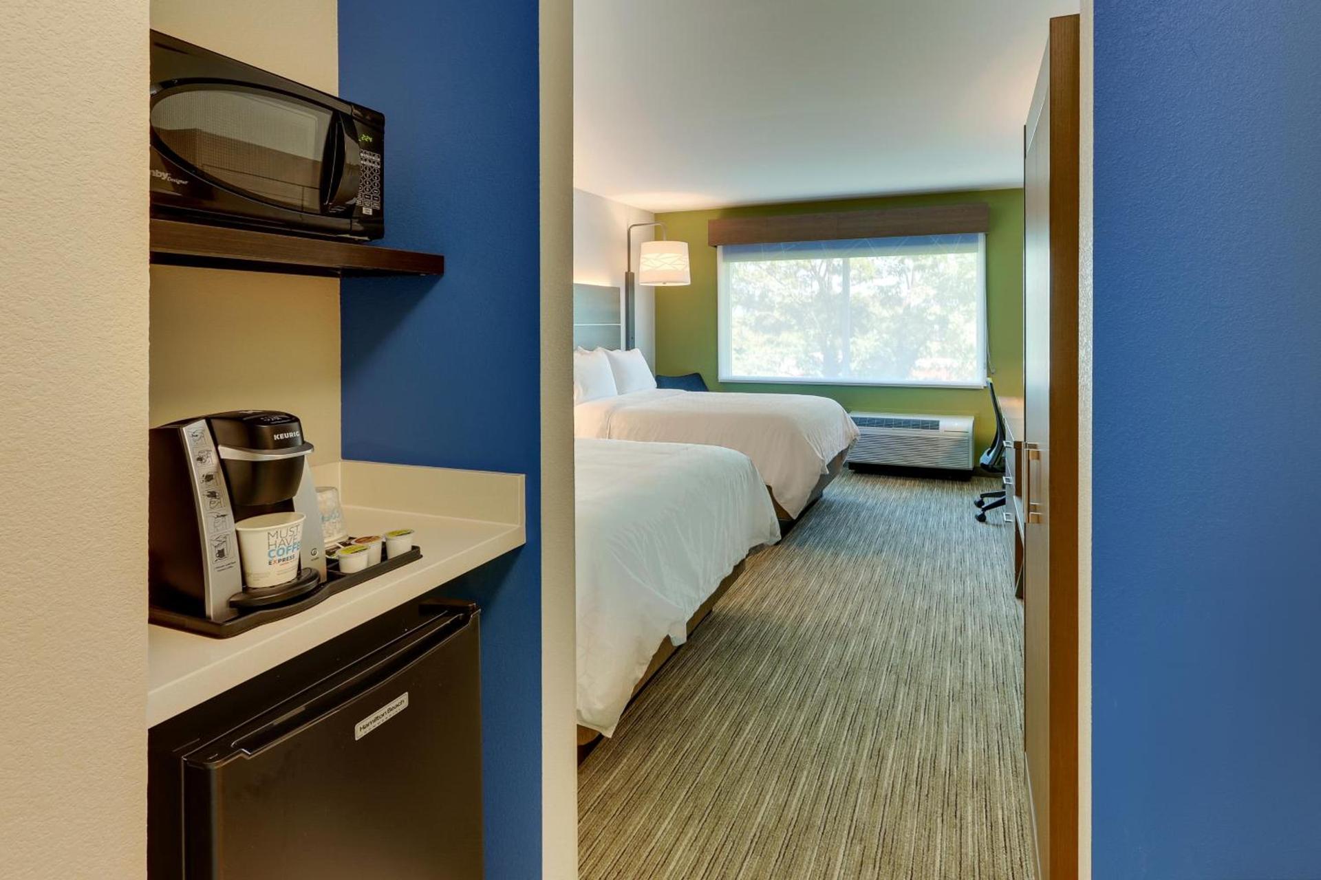 Holiday Inn Express & Suites - Roanoke – Civic Center photo 3