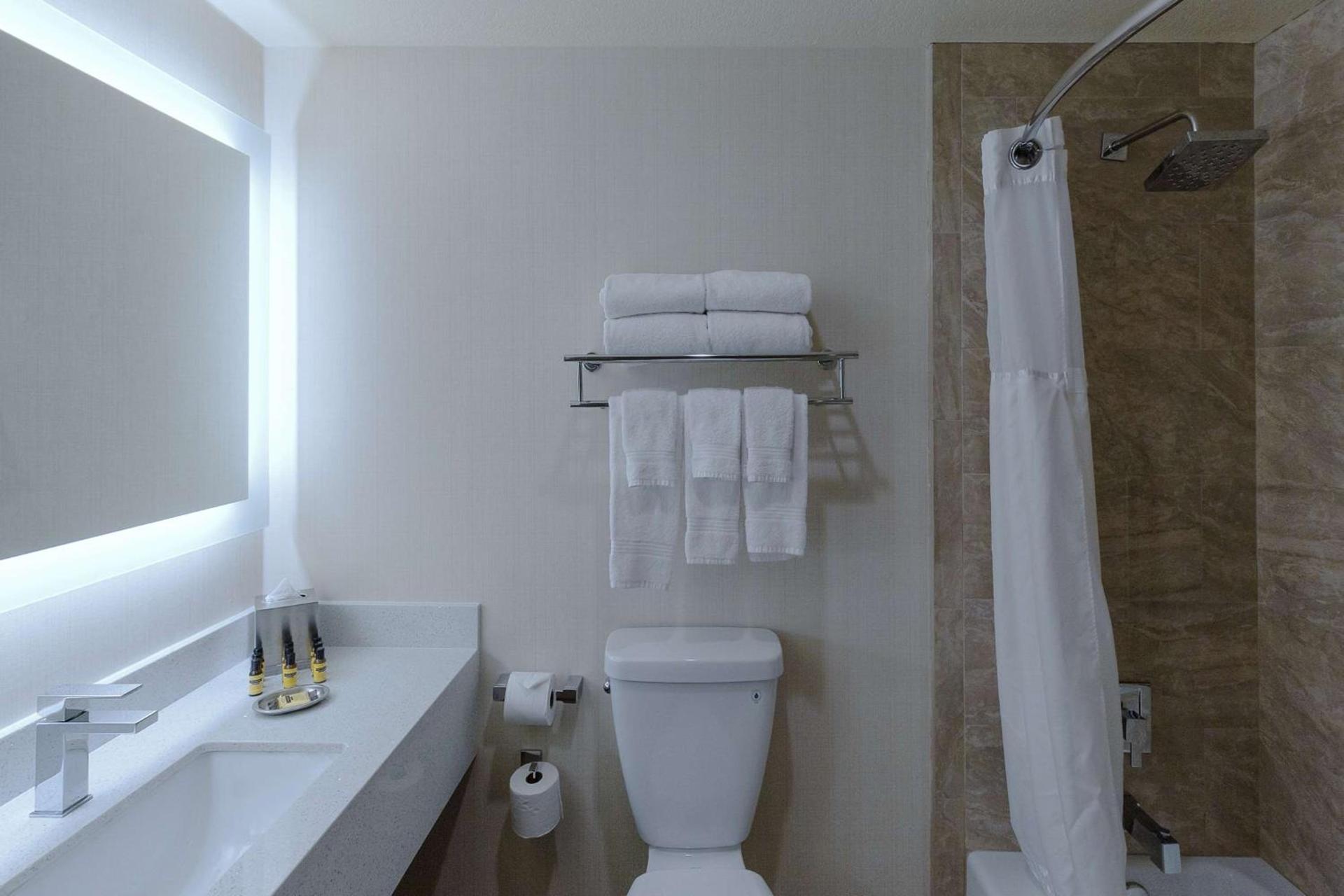 Best Western Plus Carpinteria Inn photo 51