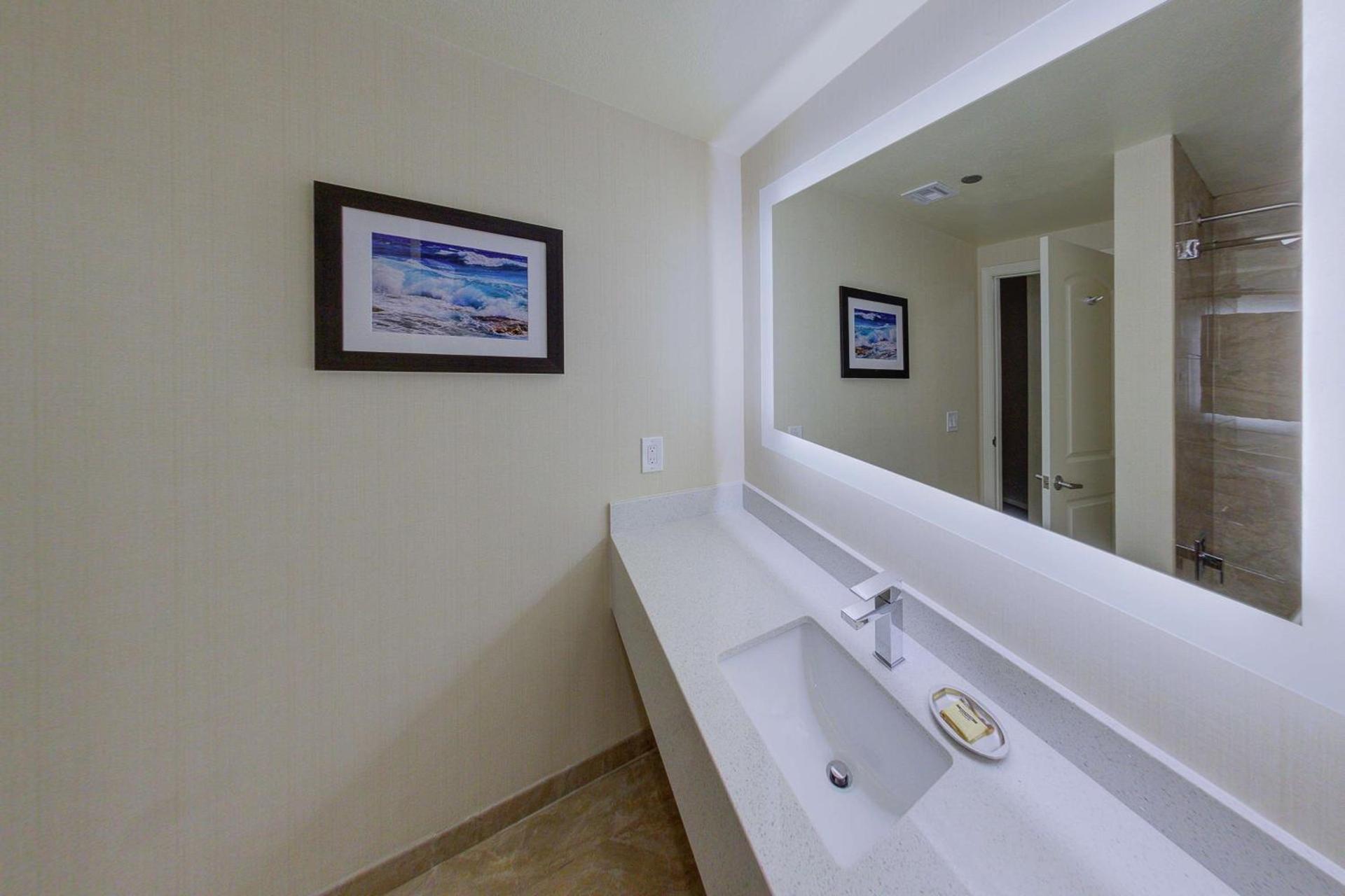 Best Western Plus Carpinteria Inn photo 56