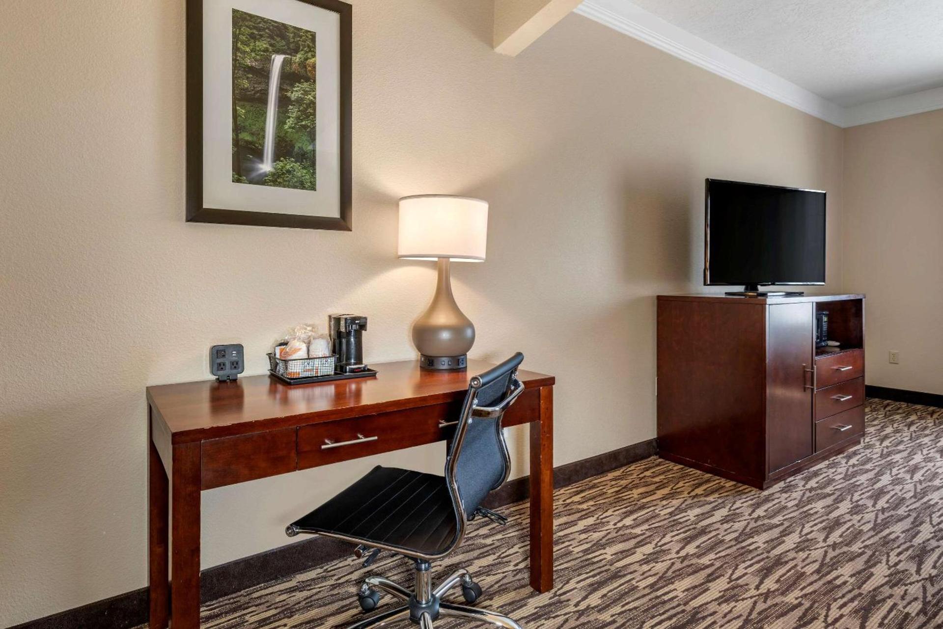 Comfort Suites Salem photo 19