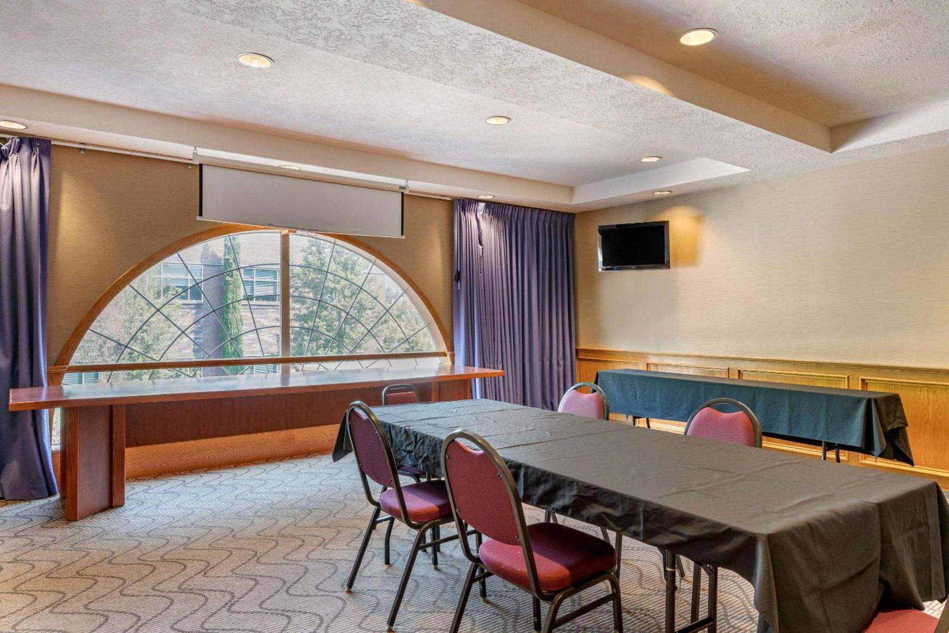 Comfort Suites Salem photo 11