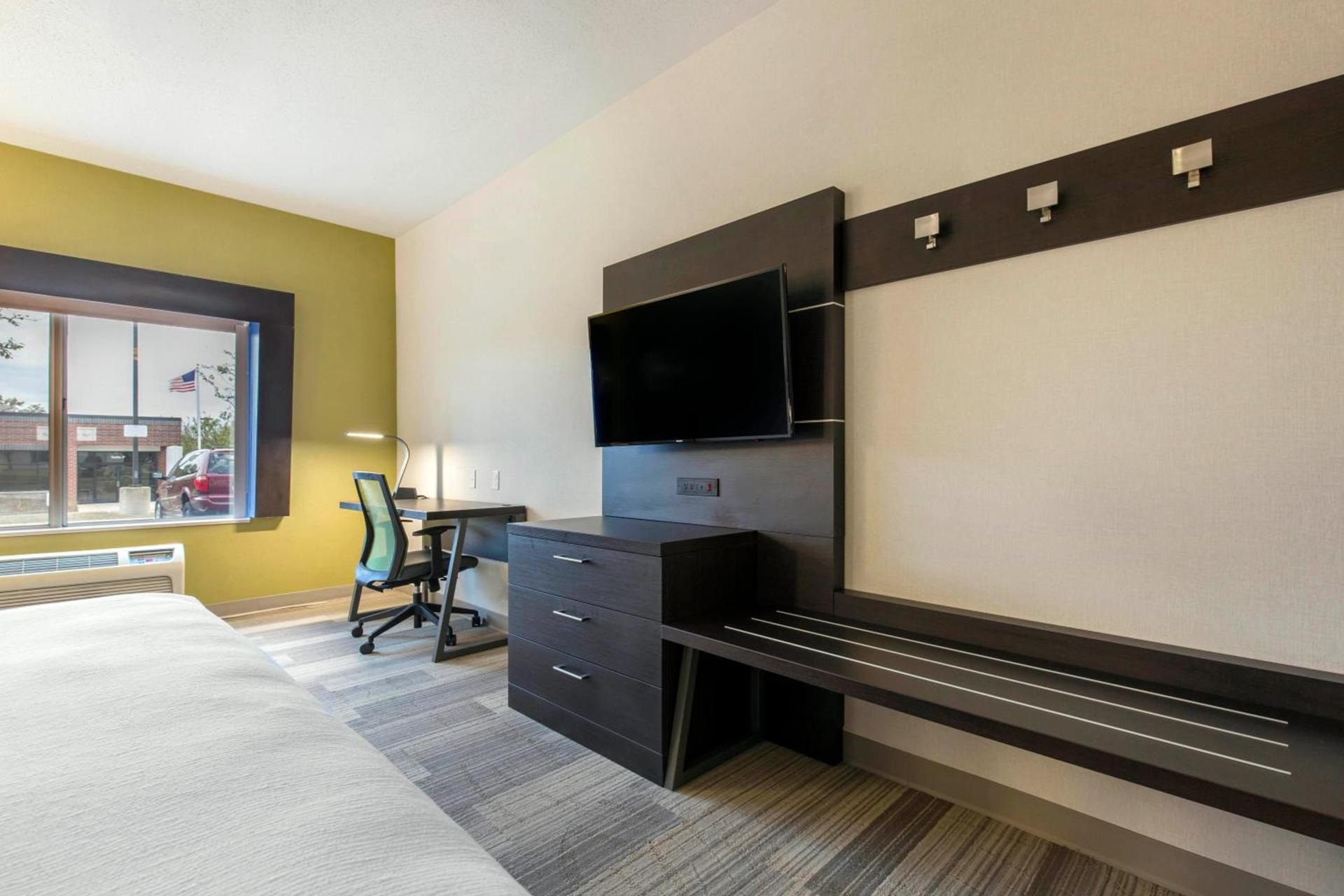 Holiday Inn Express & Suites Chicago West - St Charles by IHG photo 19