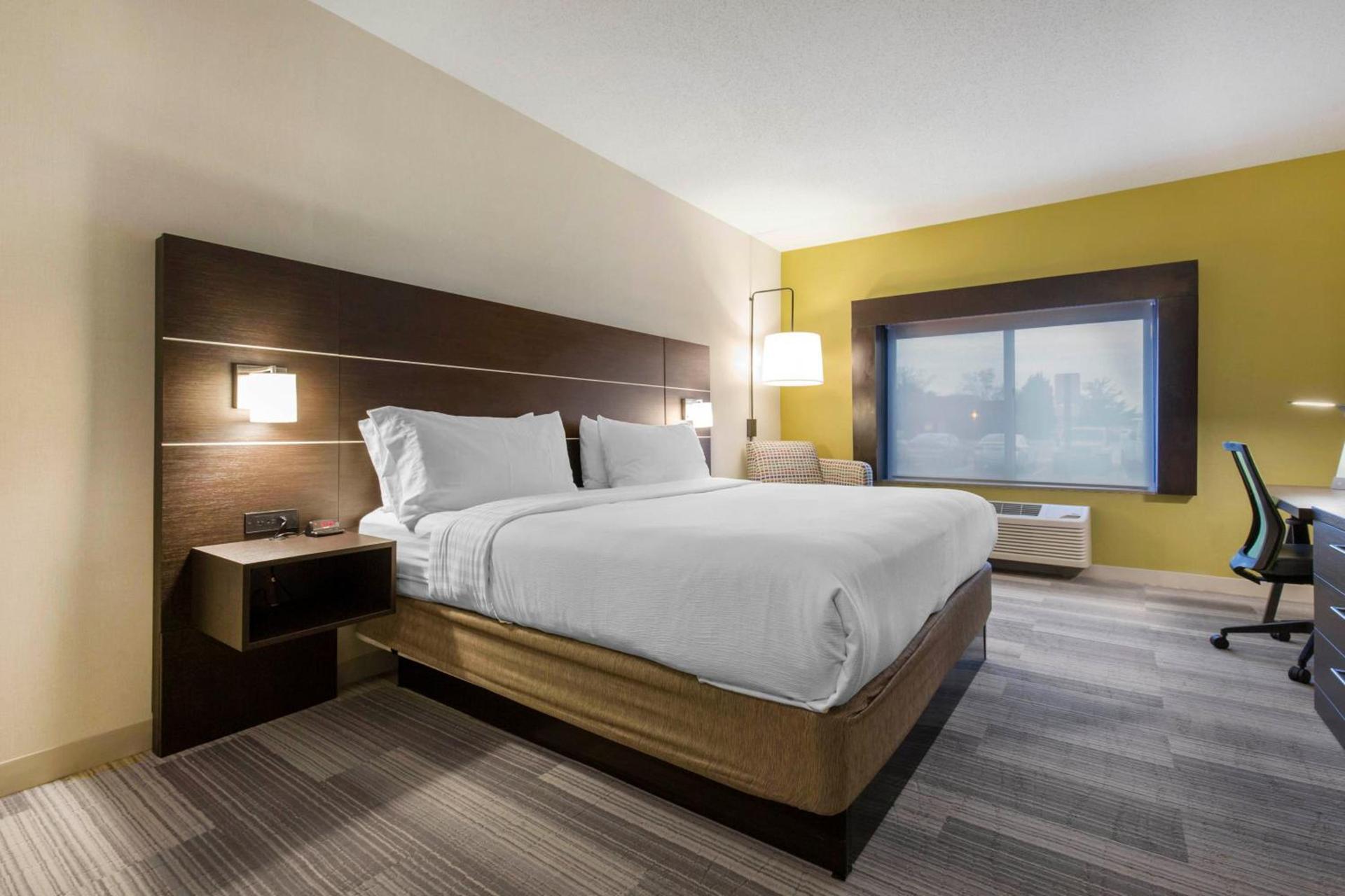 Holiday Inn Express & Suites Chicago West - St Charles by IHG photo 25