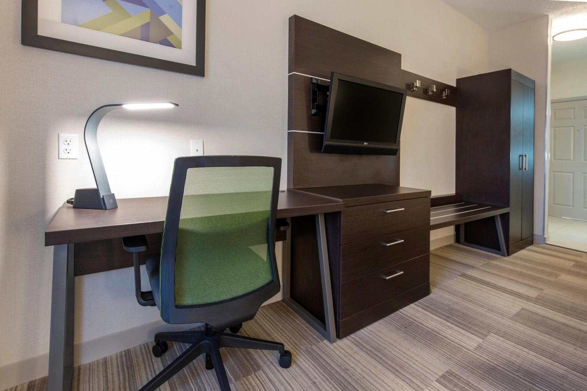 Holiday Inn Express & Suites Chicago West - St Charles by IHG photo 17
