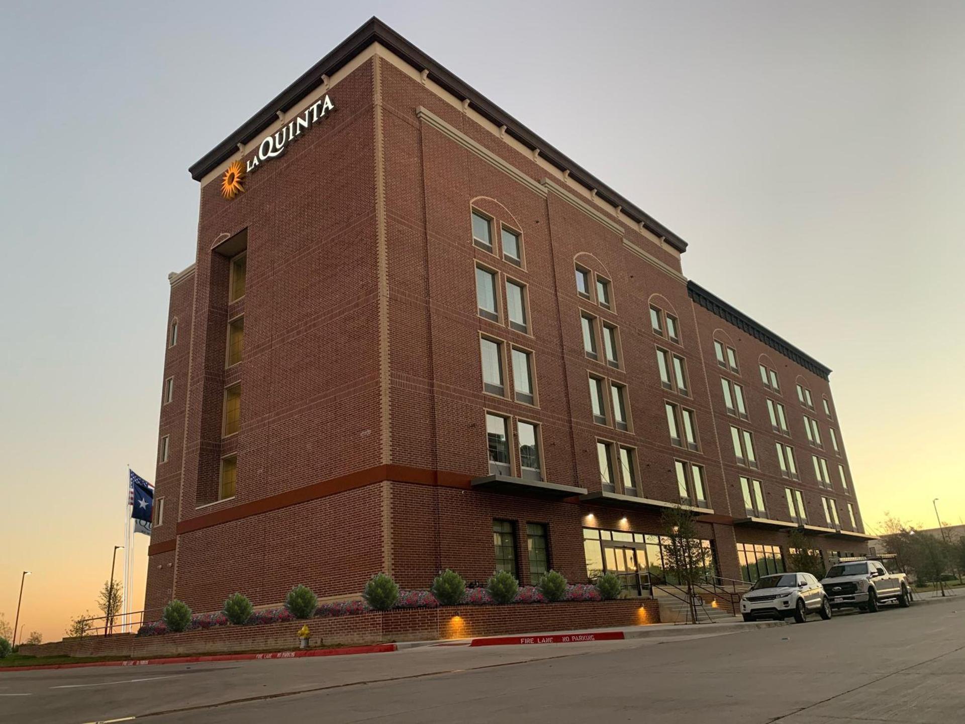 La Quinta Inn & Suites by Wyndham Dallas - Frisco Stadium photo 46