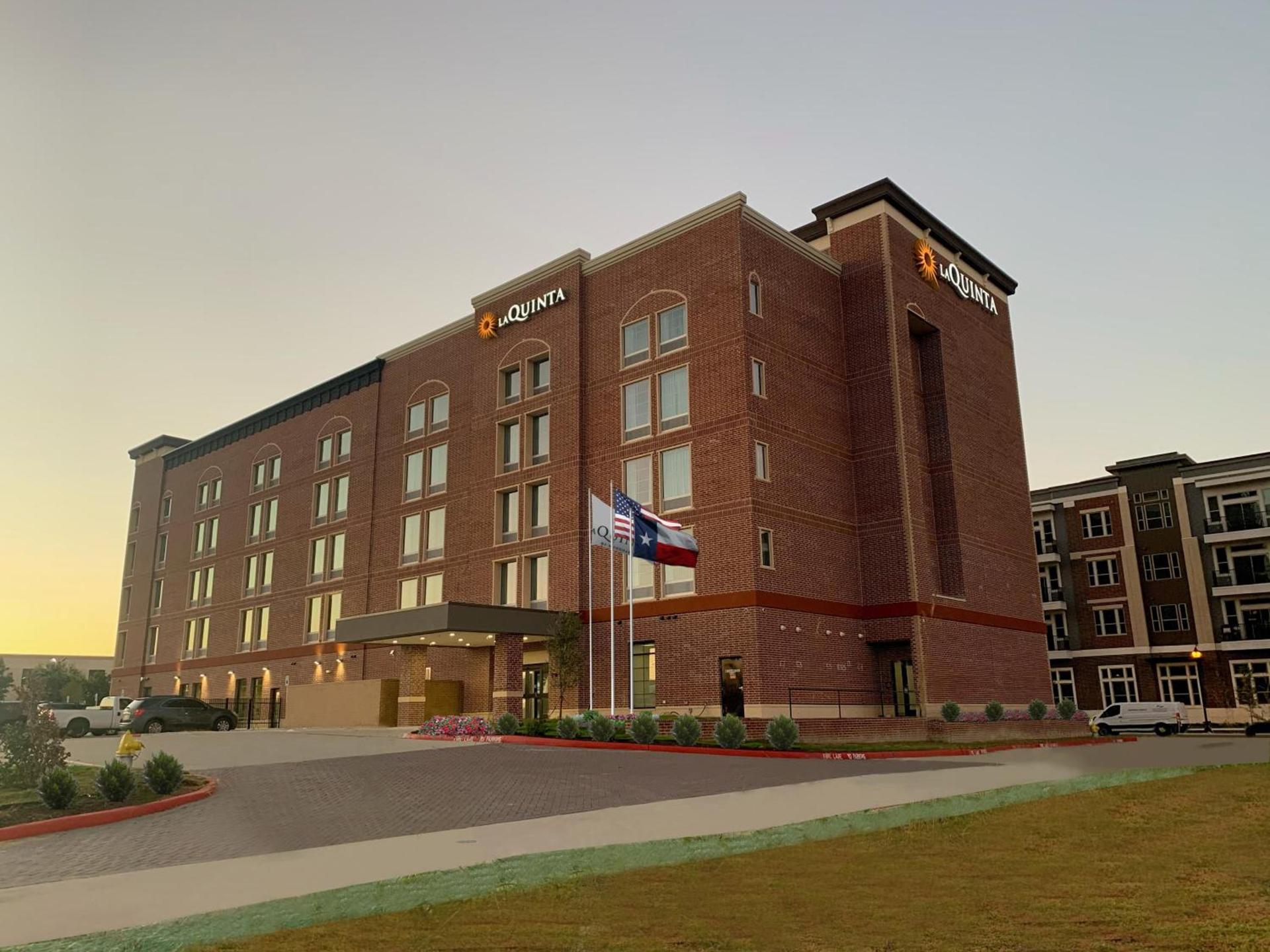 La Quinta Inn & Suites by Wyndham Dallas - Frisco Stadium photo 38