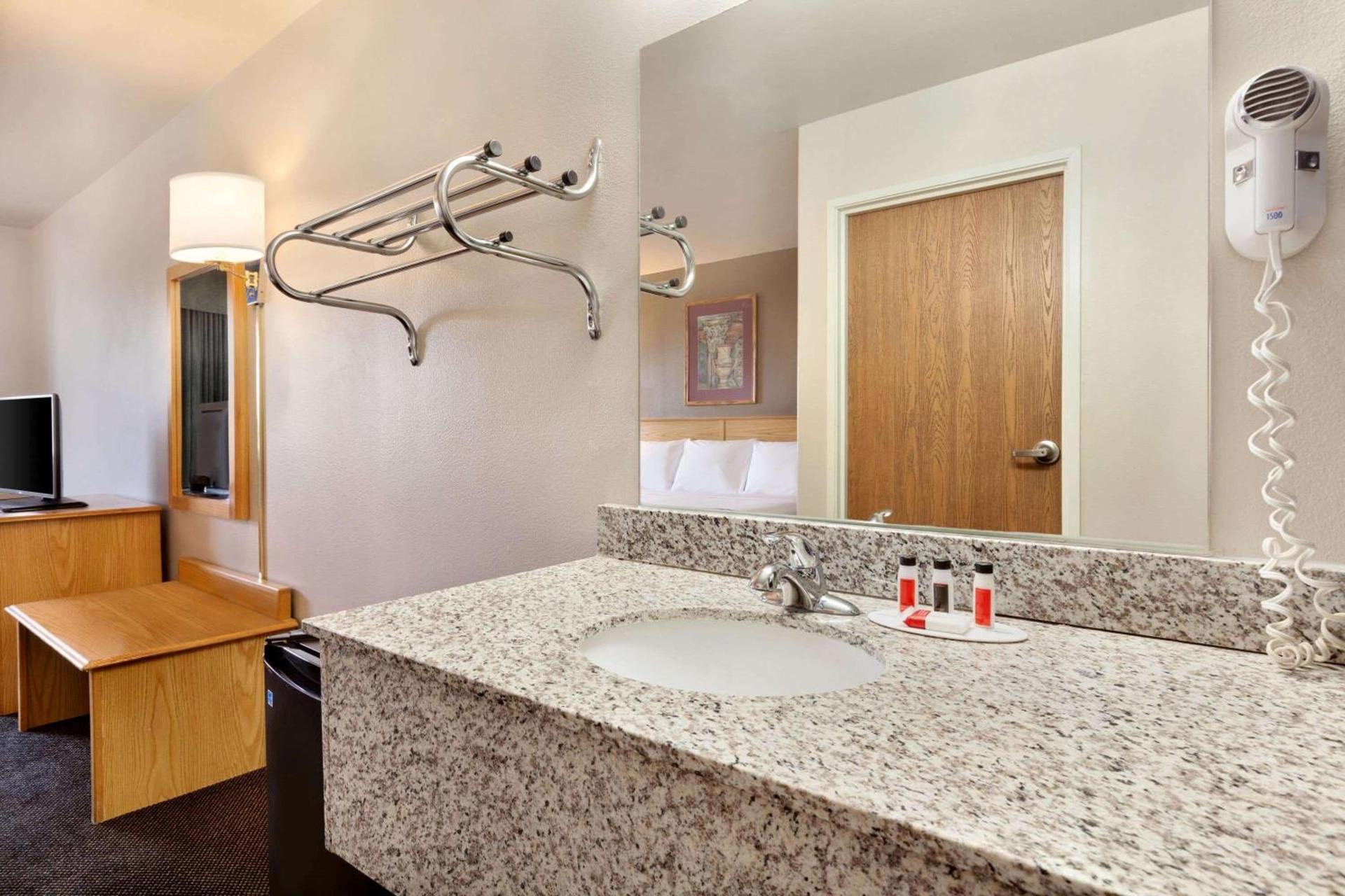 Travelodge by Wyndham Yermo photo 13