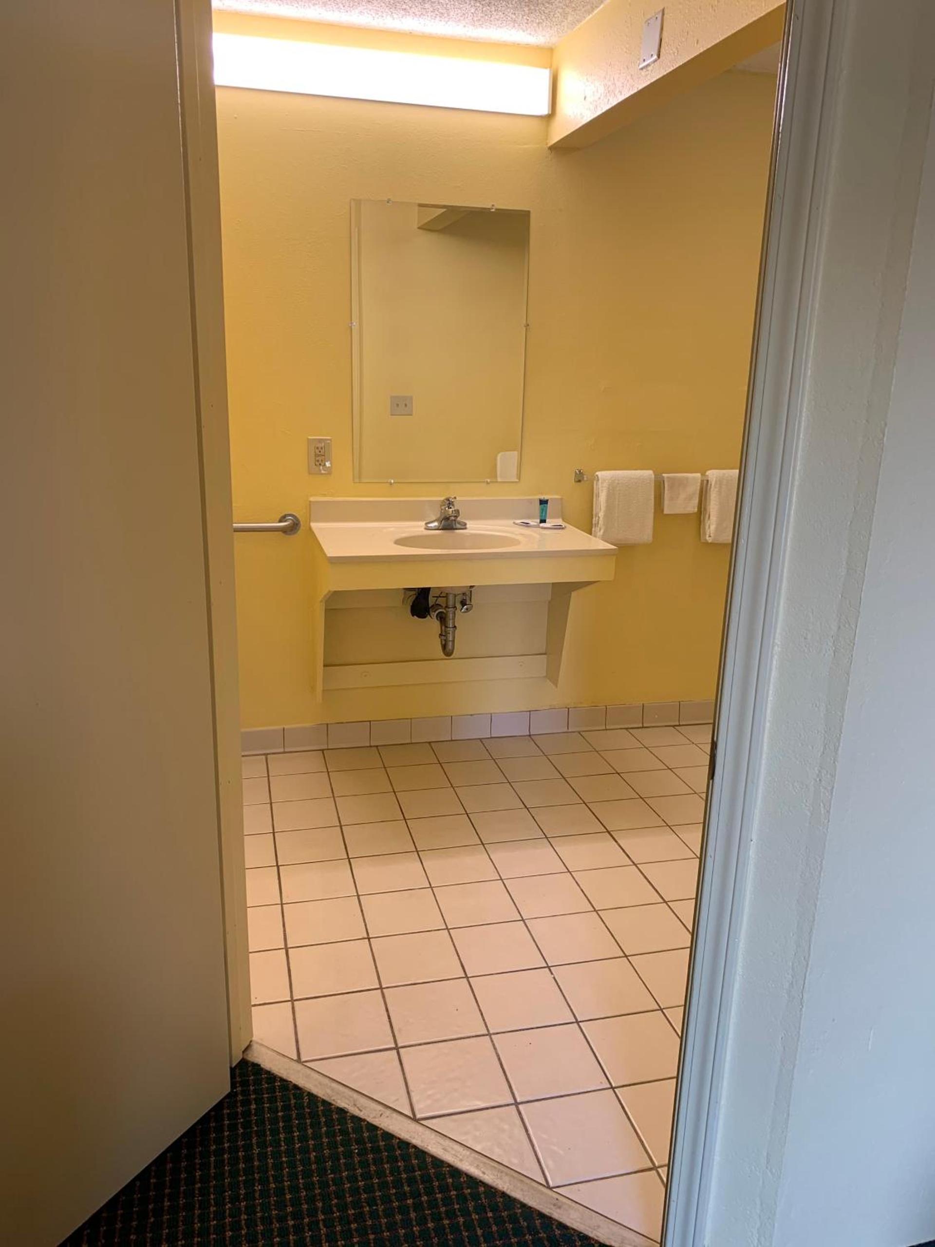 Relax Inn & Suites photo 11