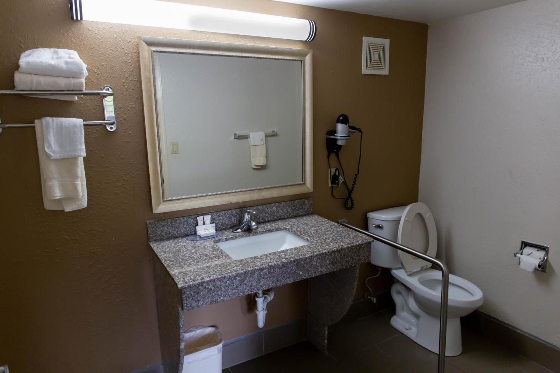 Regency Inn photo 11
