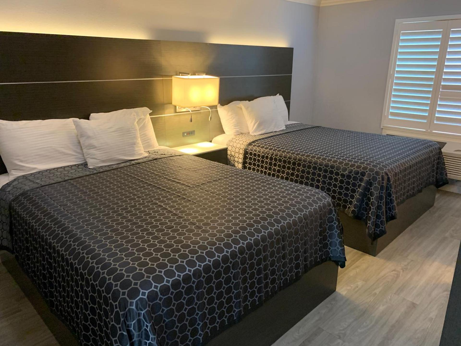 Mirage Inn & Suites photo 20