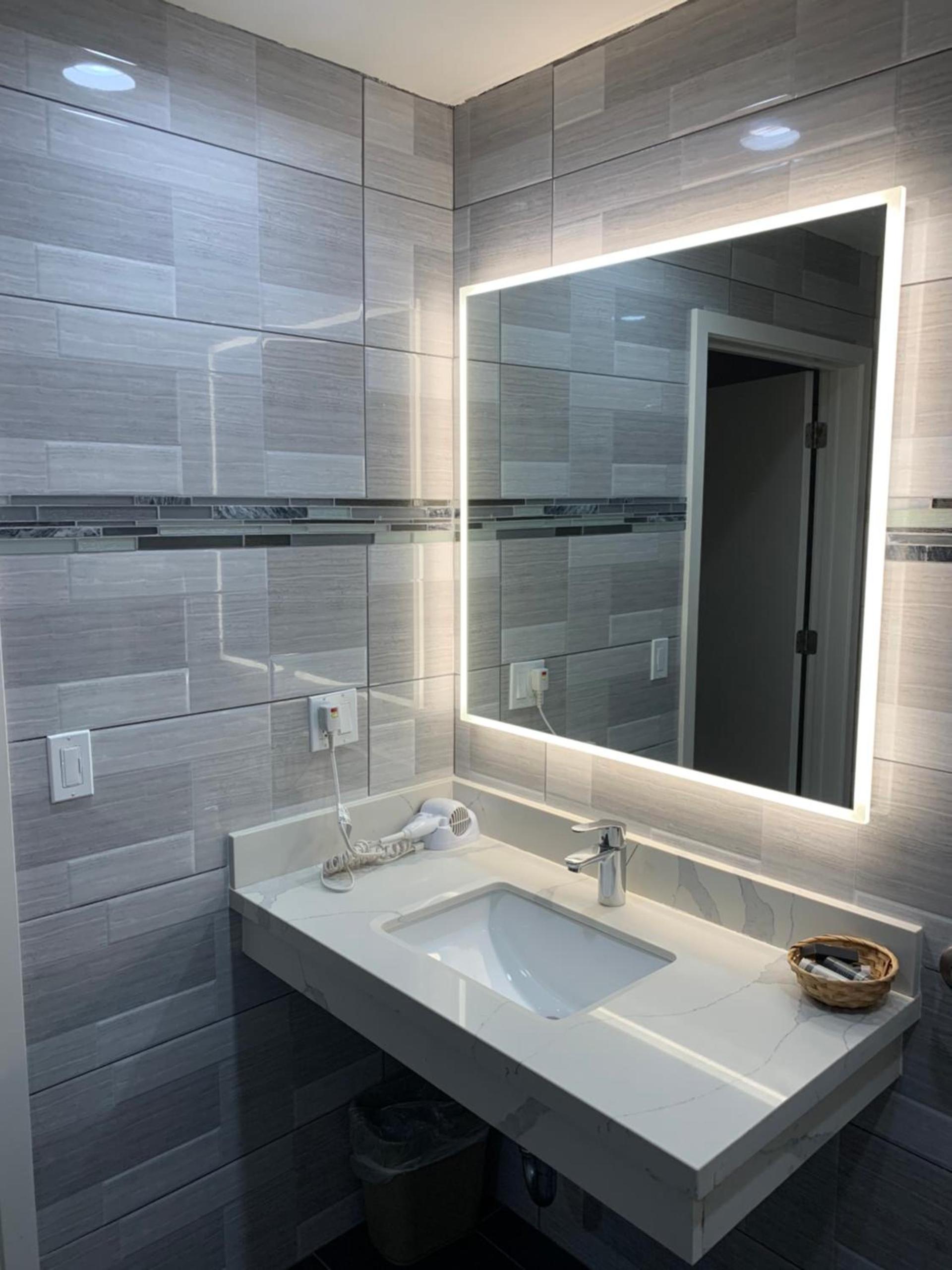 Mirage Inn & Suites photo 19