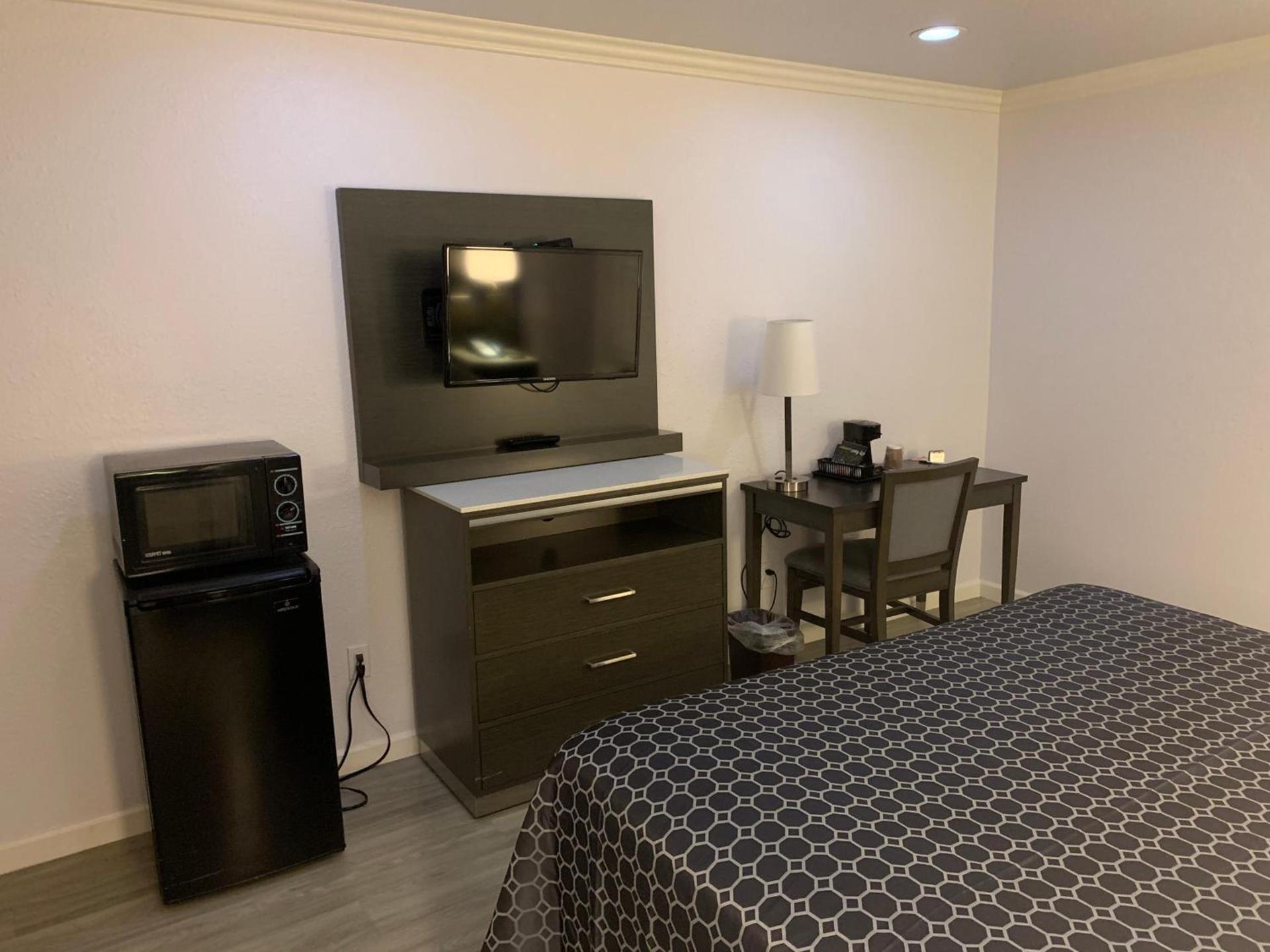 Mirage Inn & Suites photo 17