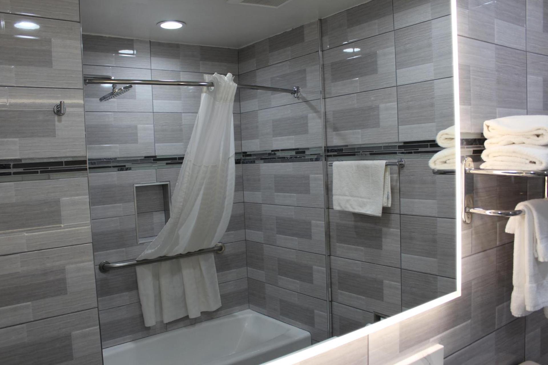Mirage Inn & Suites photo 15