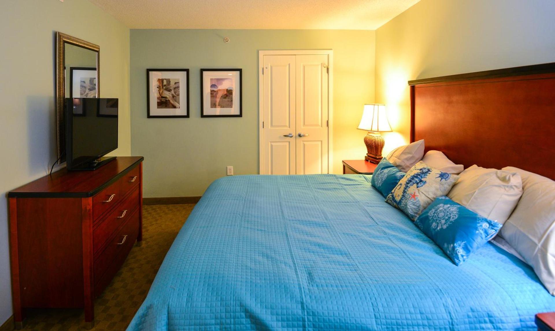 Deluxe Ocean Front Two-Bedroom Condo in Sandy Beach Resort photo 10