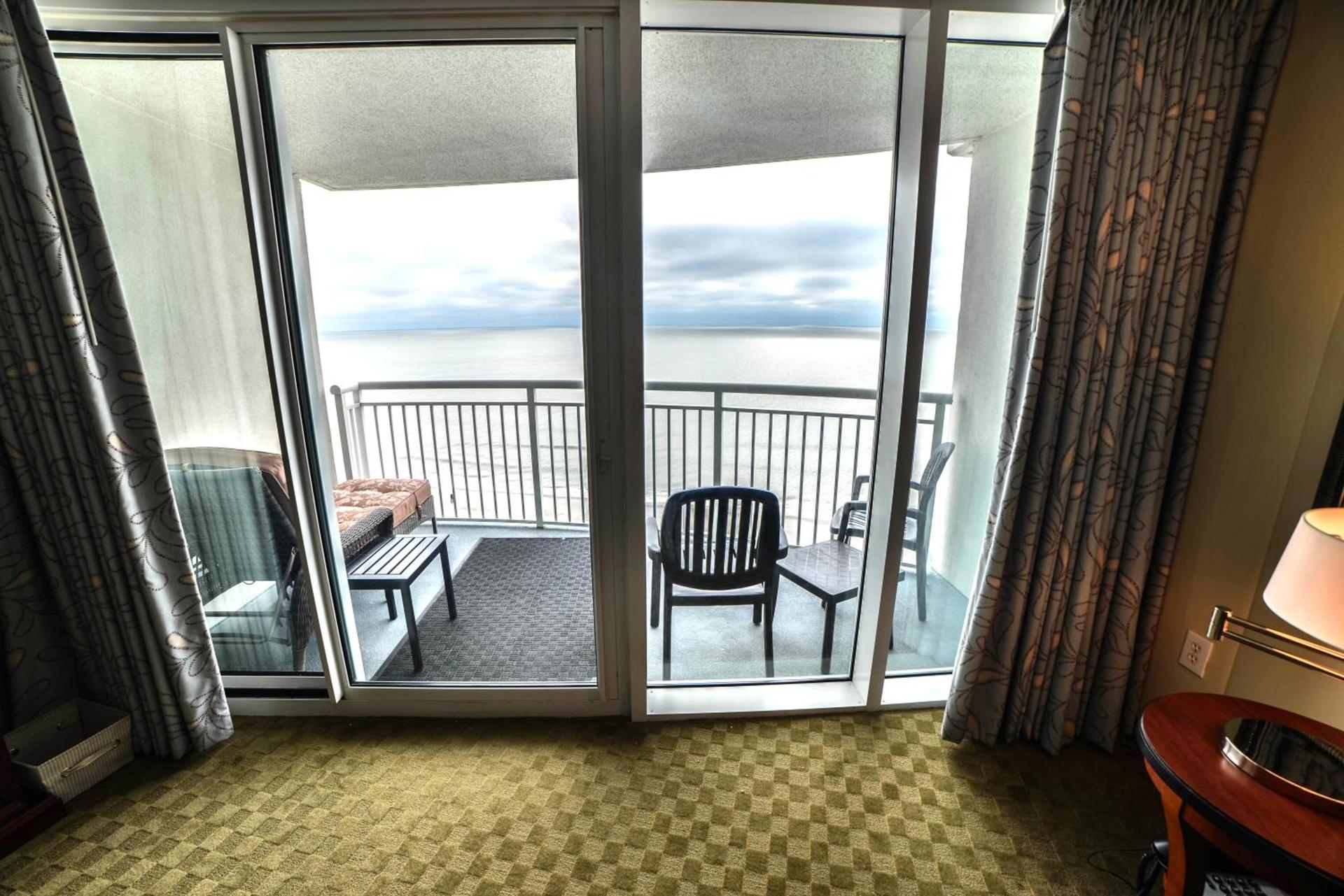 Deluxe Ocean front One Bedroom suite in Sandy Beach Resort photo 10