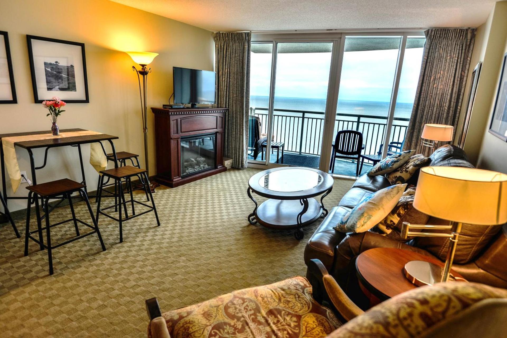 Deluxe Ocean front One Bedroom suite in Sandy Beach Resort photo 8
