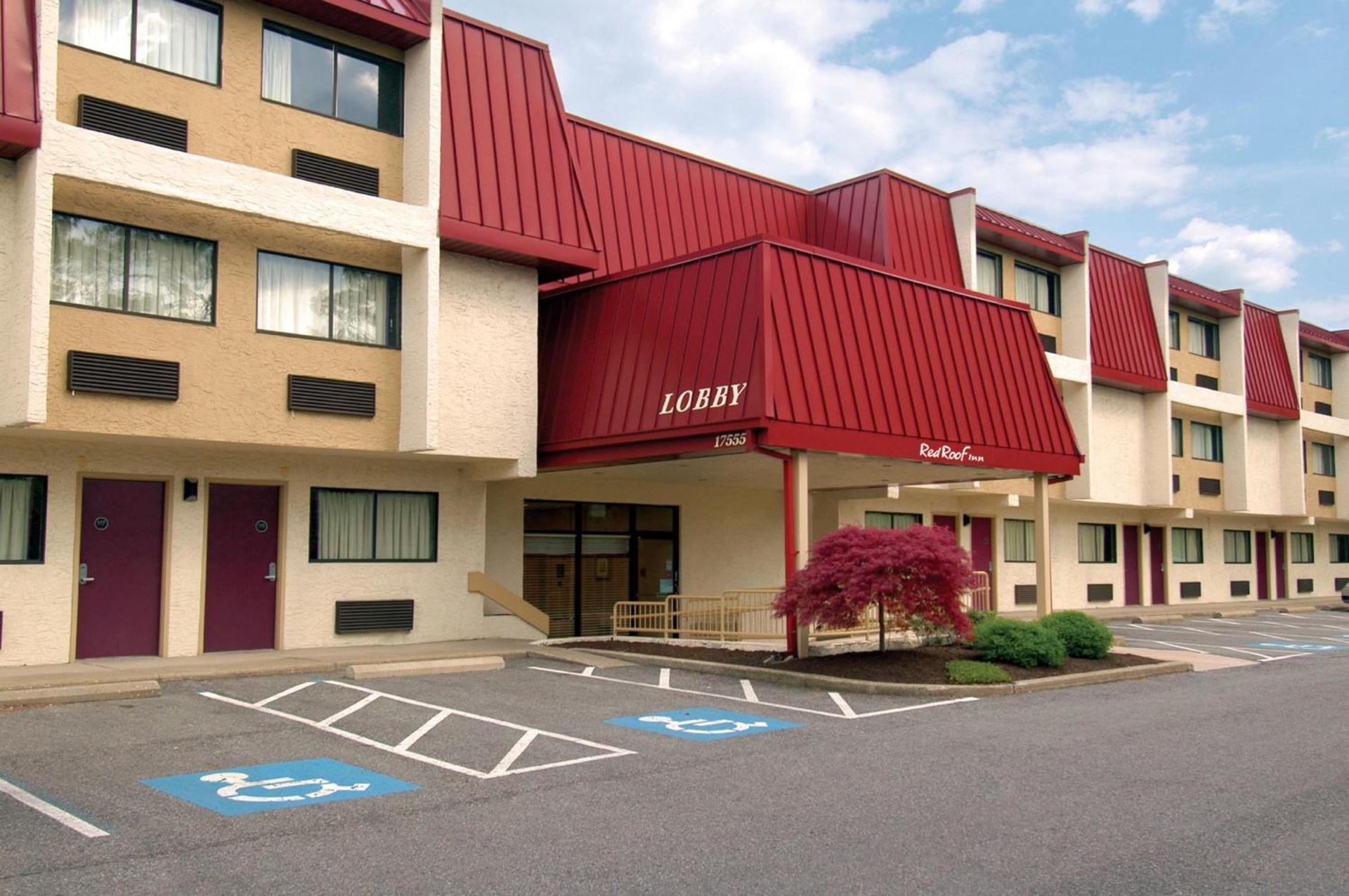Red Roof Inn Cleveland Airport - Middleburg Heights photo 2