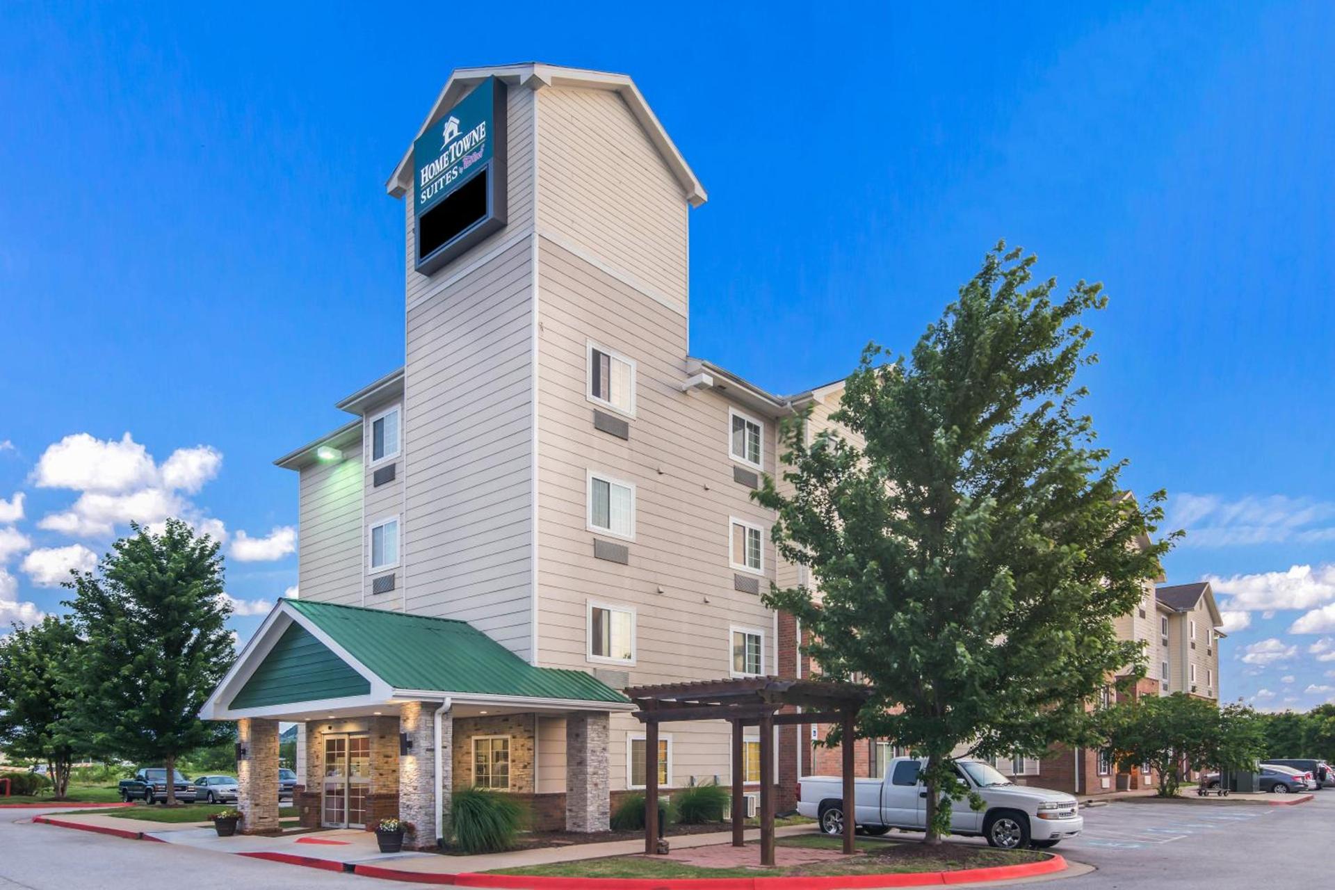 HomeTowne Studios & Suites by Red Roof Bentonville — hotel in Bentonville