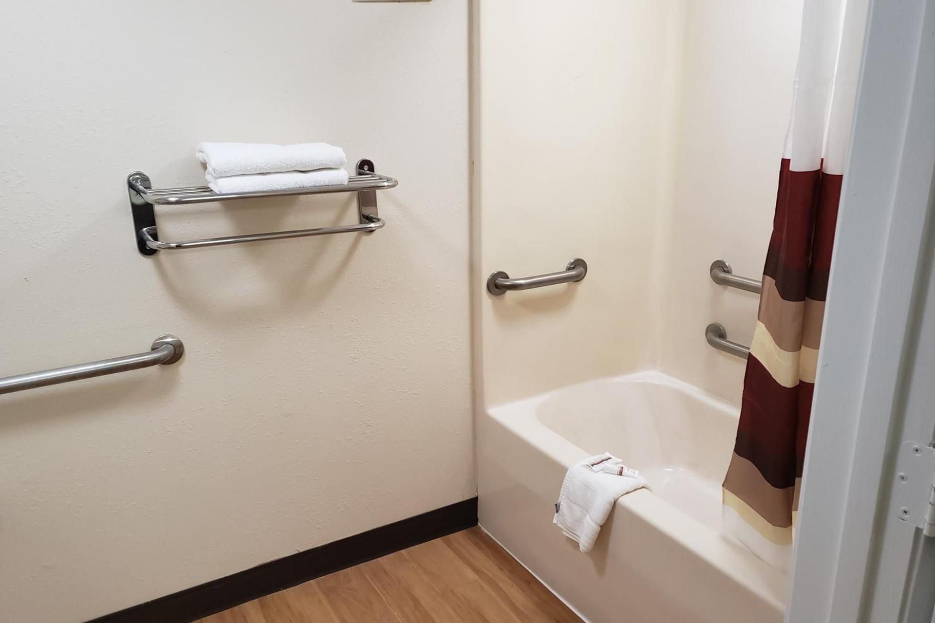 Red Roof Inn Moss Point photo 17
