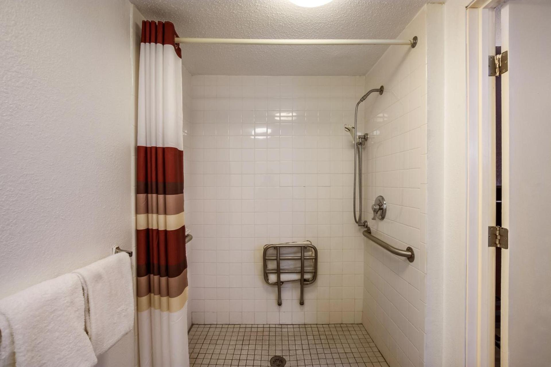 Red Roof Inn Saginaw – Frankenmuth photo 29