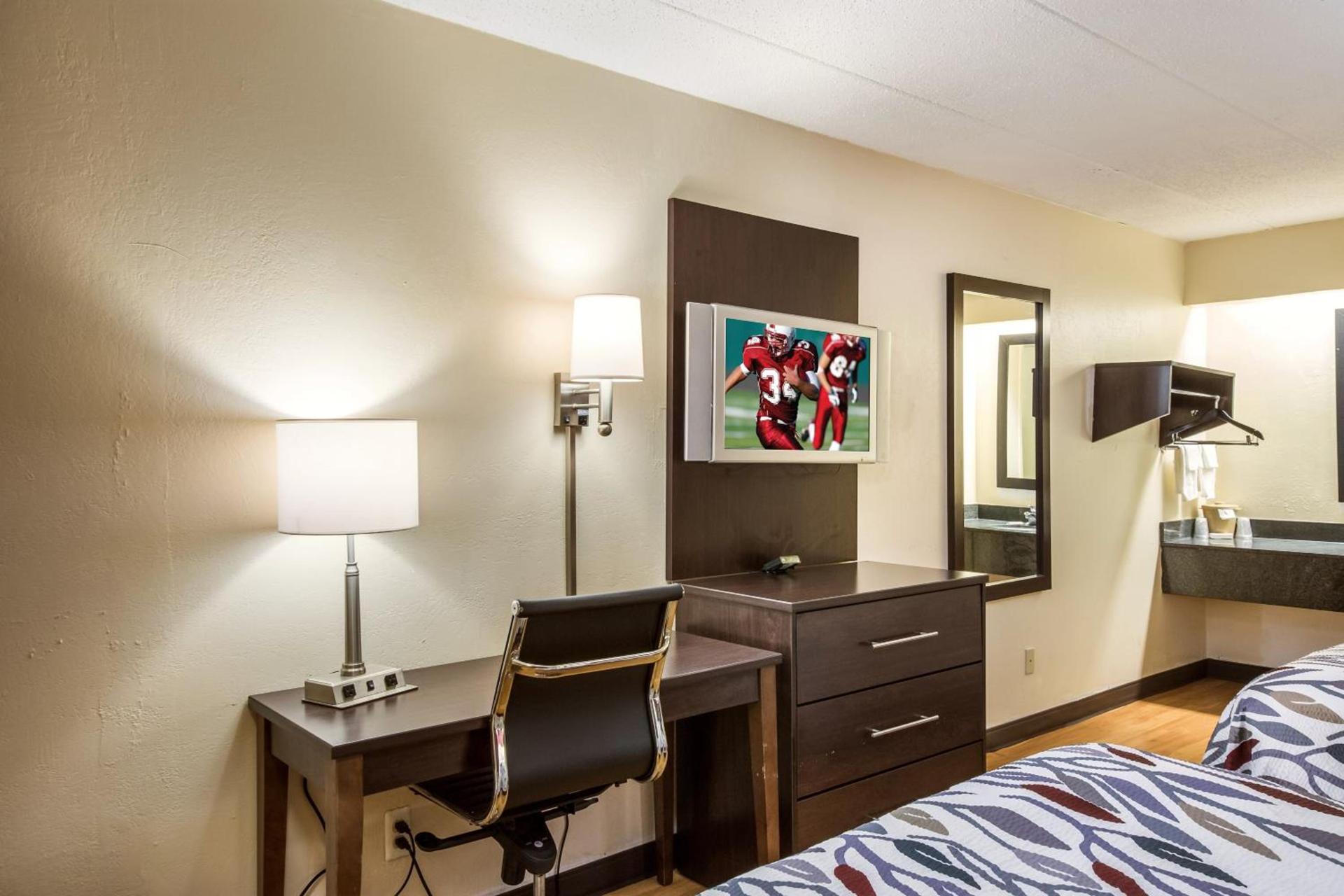 Red Roof Inn Saginaw – Frankenmuth photo 25