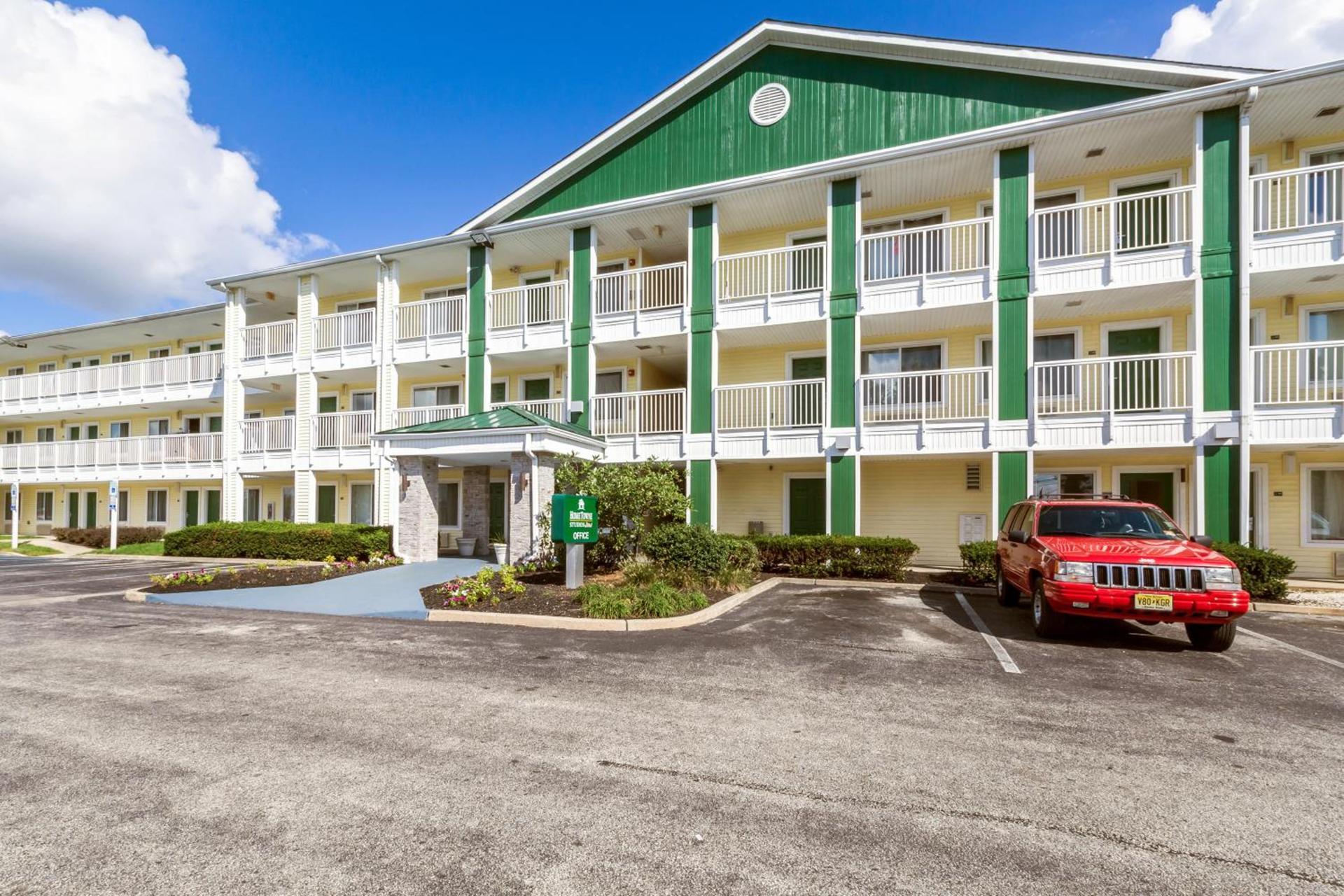 HomeTowne Studios by Red Roof Philadelphia - Mt Laurel-Maple Shade, NJ — hotel in Maple Shade