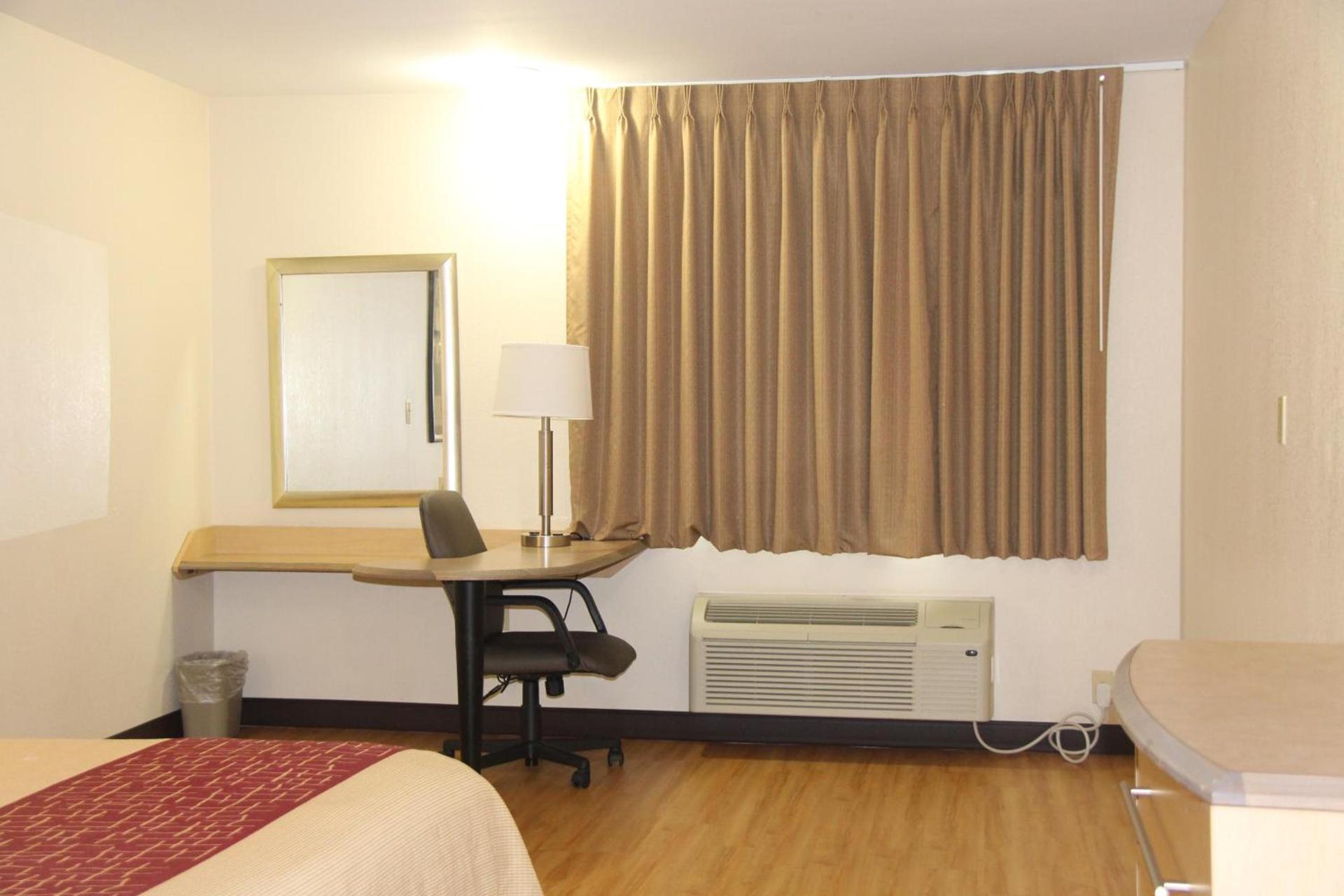 Red Roof Inn Pharr - McAllen photo 13
