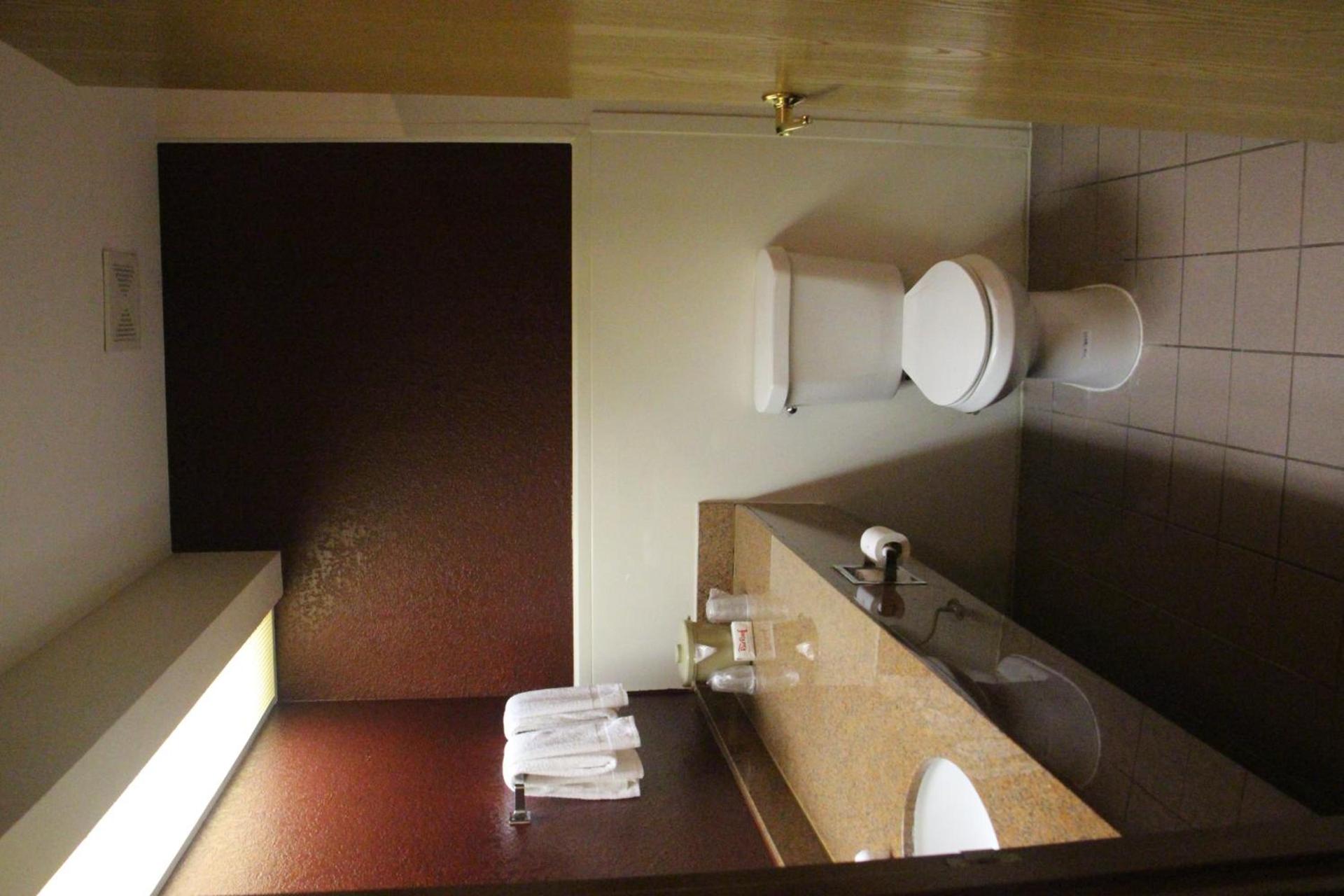 Red Roof Inn Pharr - McAllen photo 14