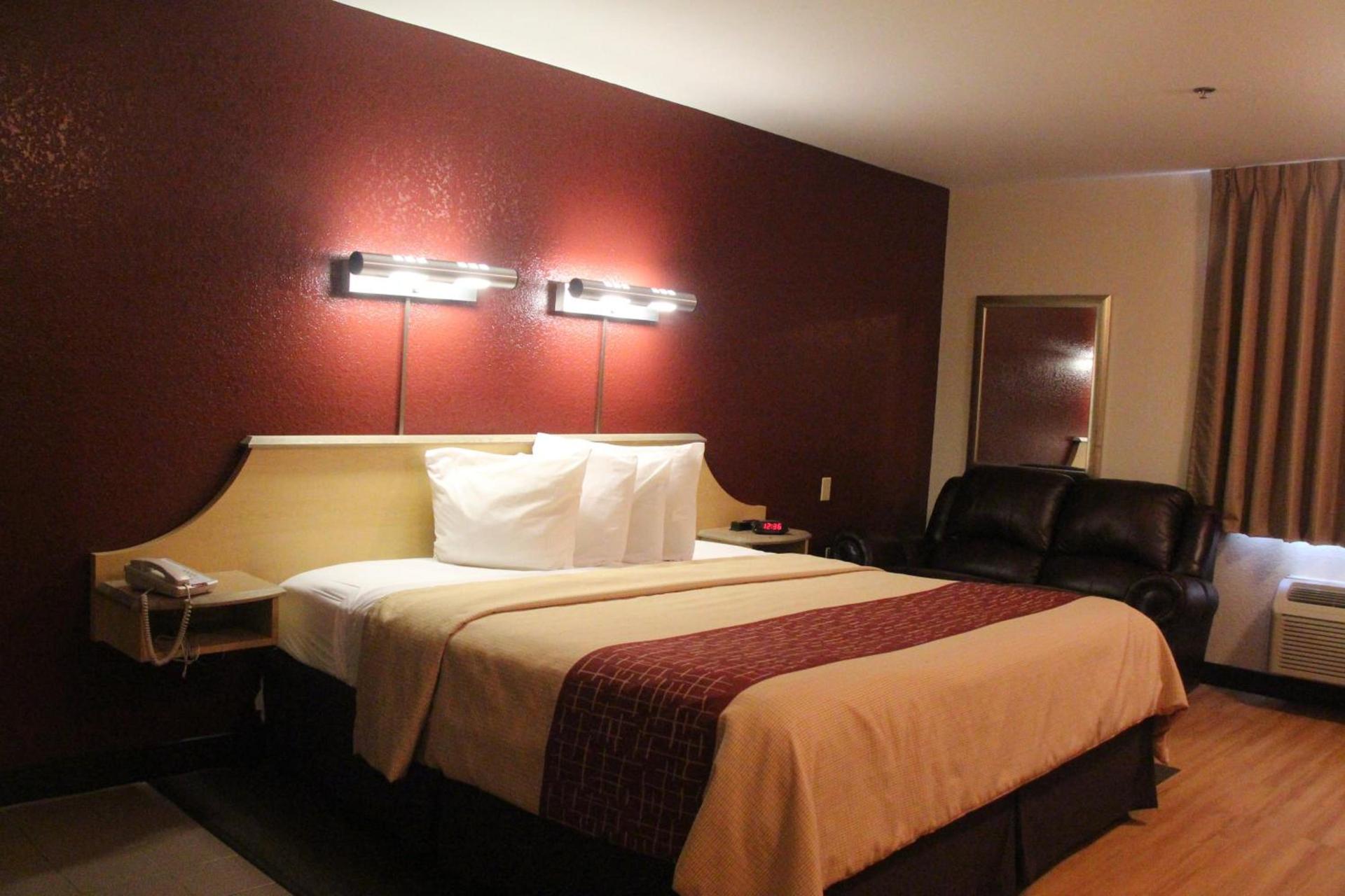 Red Roof Inn Pharr - McAllen photo 27