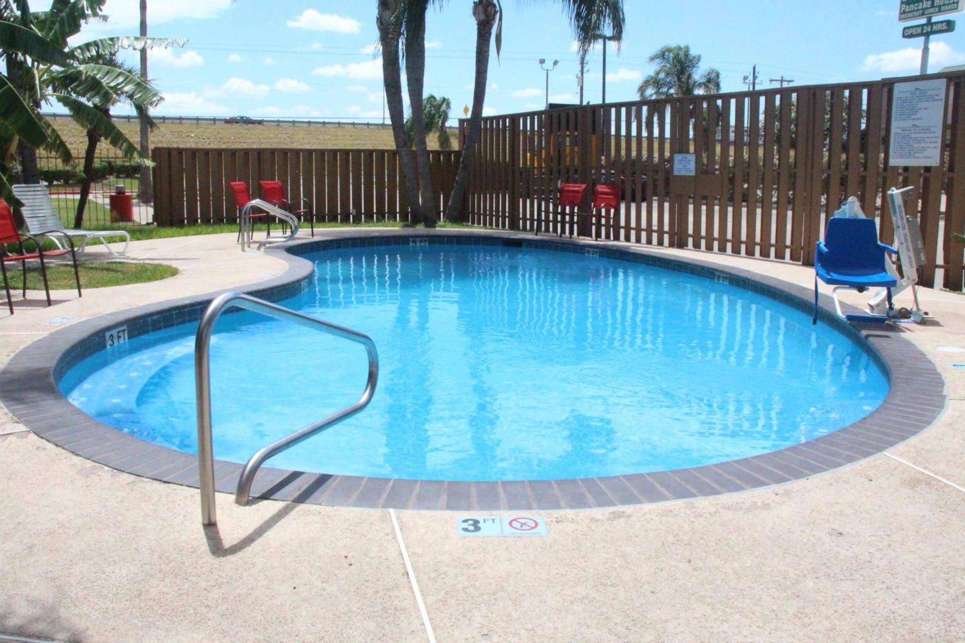Red Roof Inn Pharr - McAllen photo 15