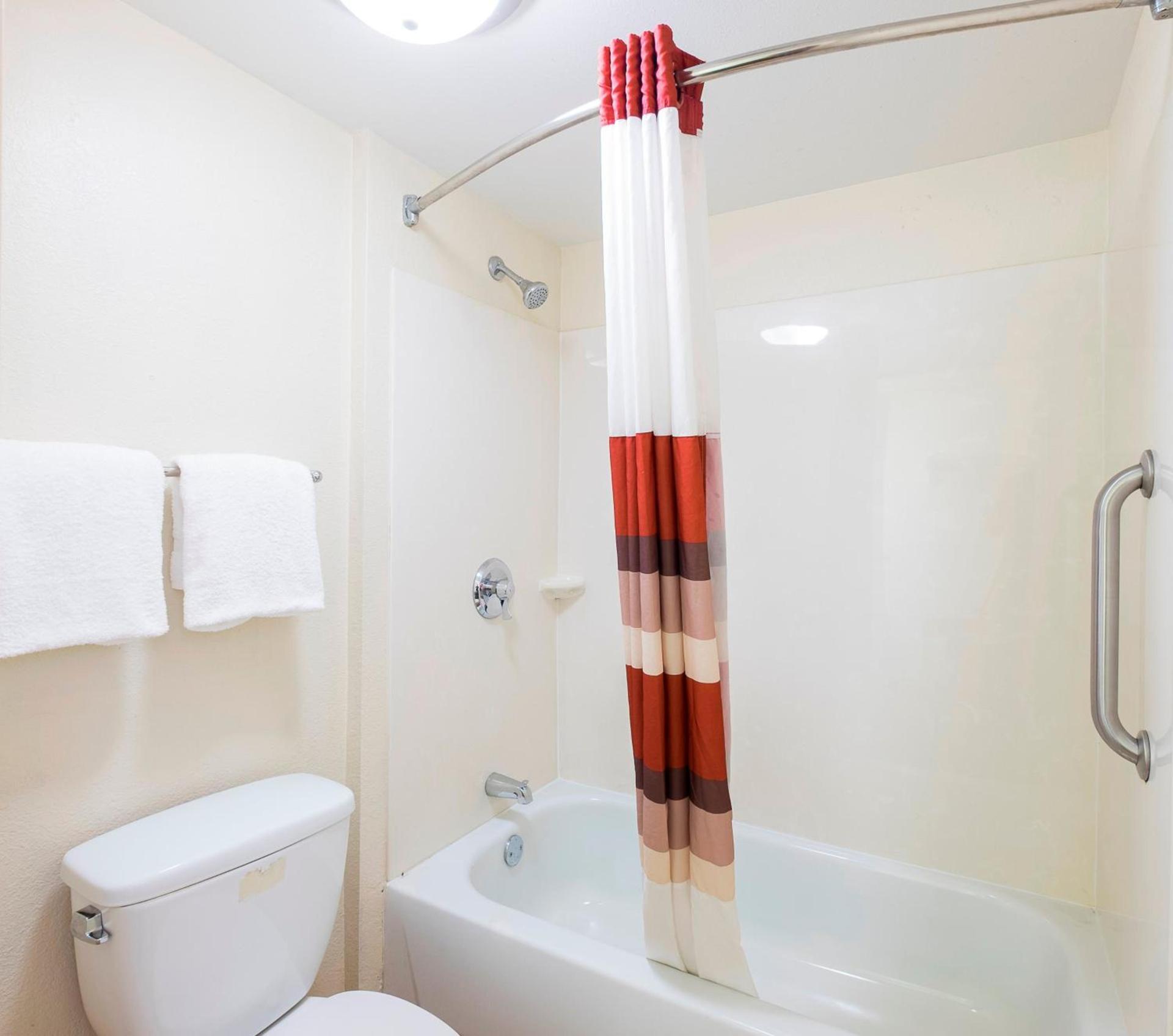 Red Roof Inn Edison photo 23