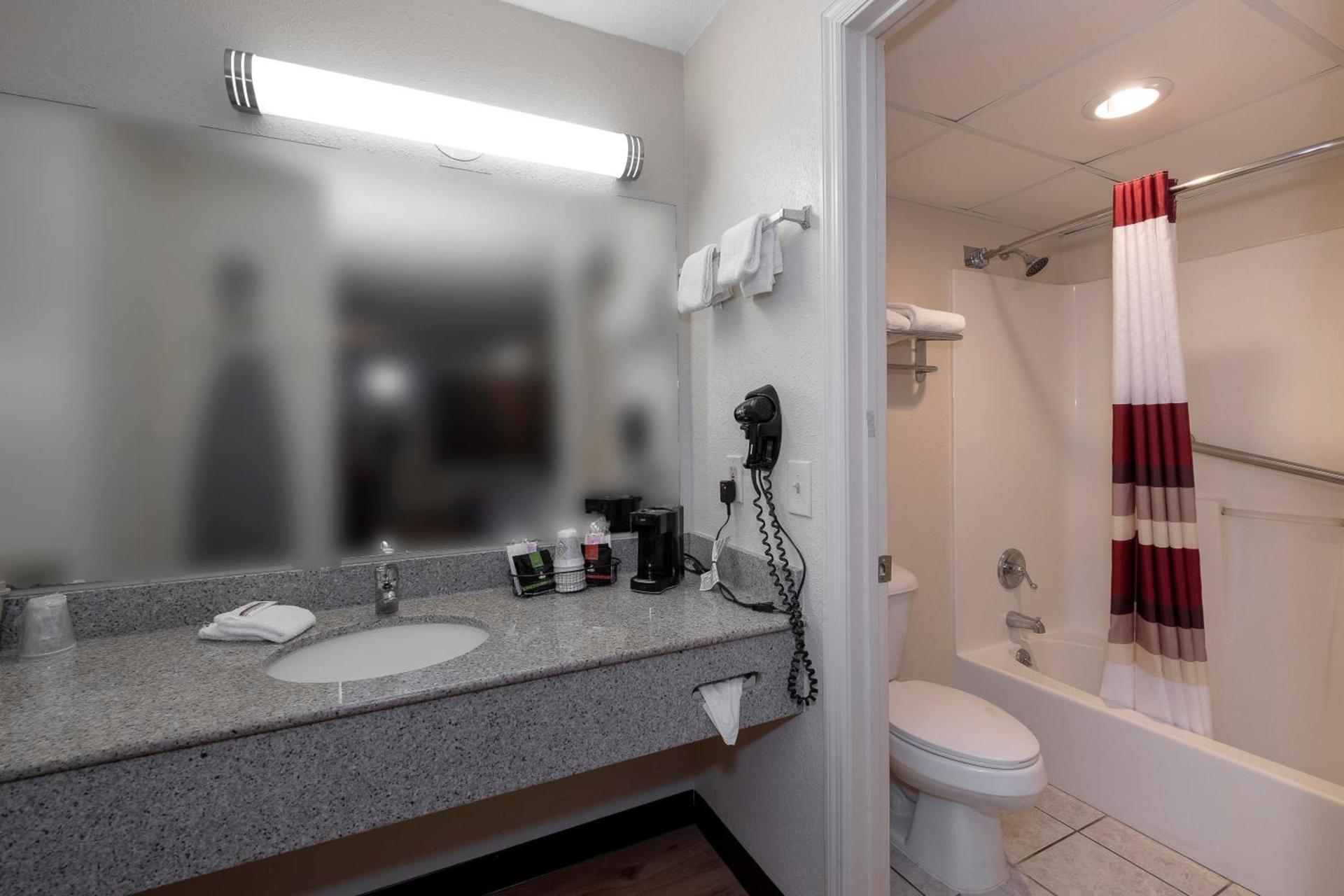 Red Roof Inn Dothan photo 28