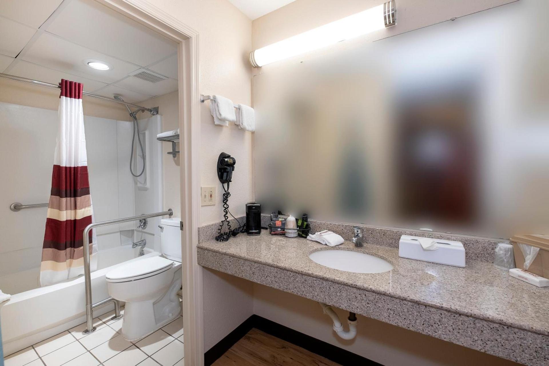 Red Roof Inn Dothan photo 29