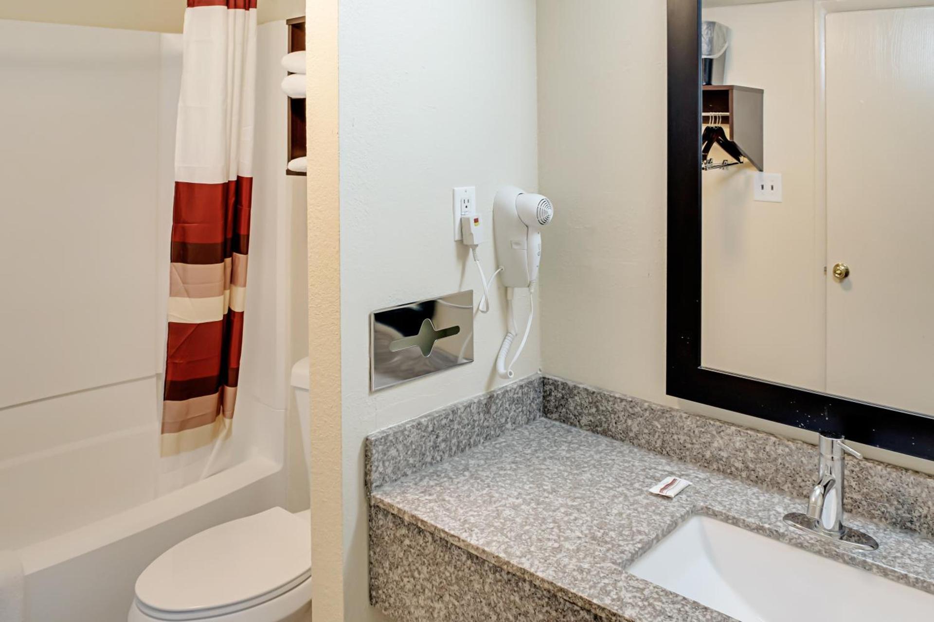 Red Roof Inn Indianapolis East photo 28