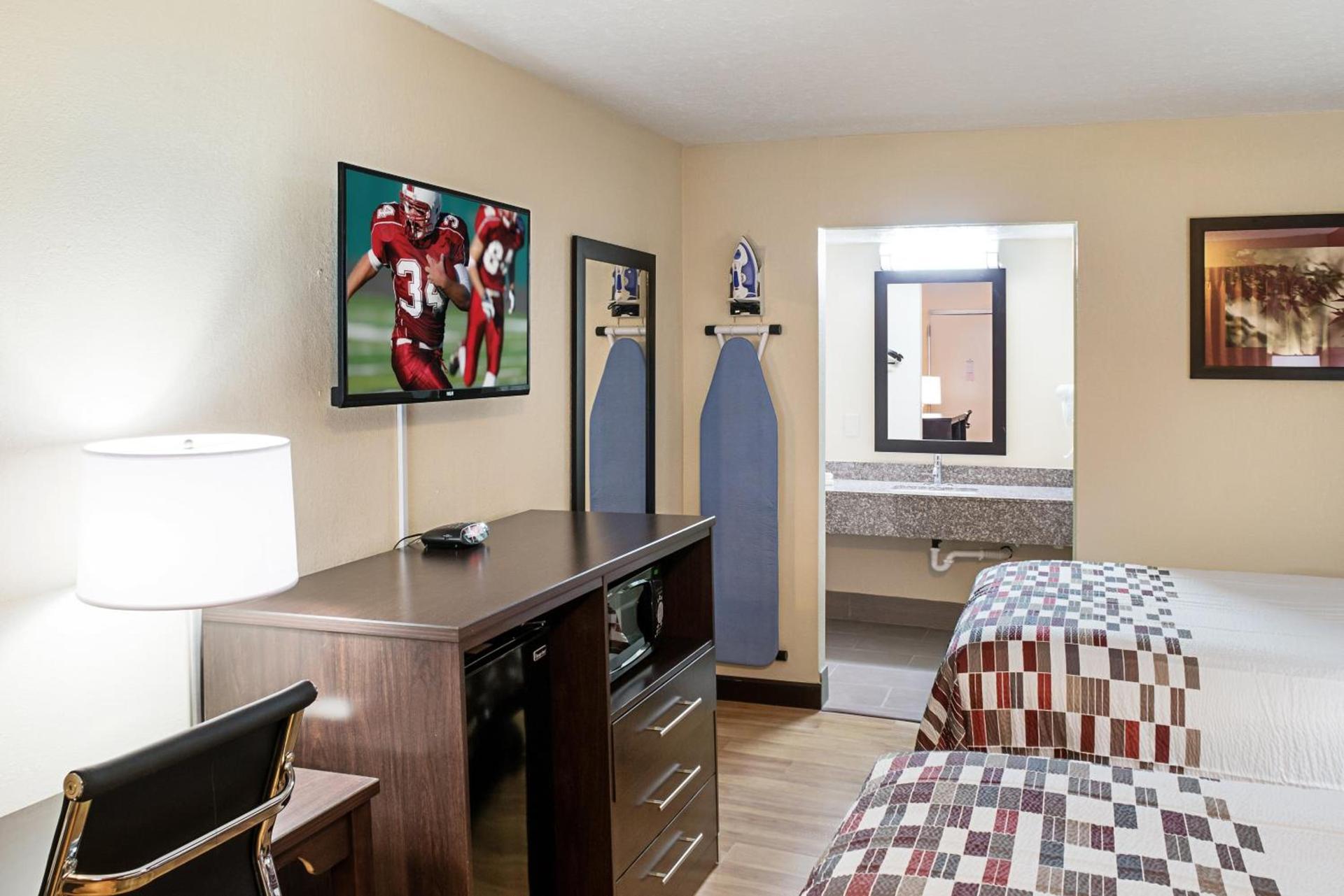 Red Roof Inn Indianapolis East photo 16