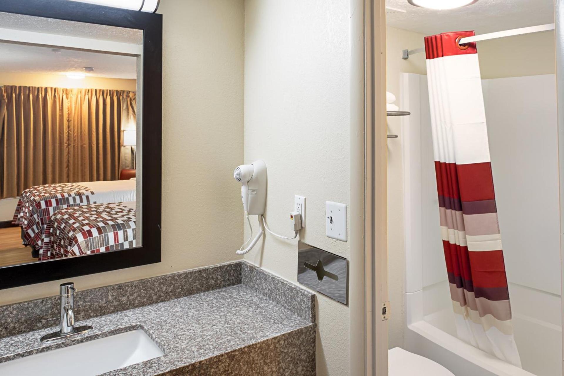 Red Roof Inn Indianapolis East photo 30