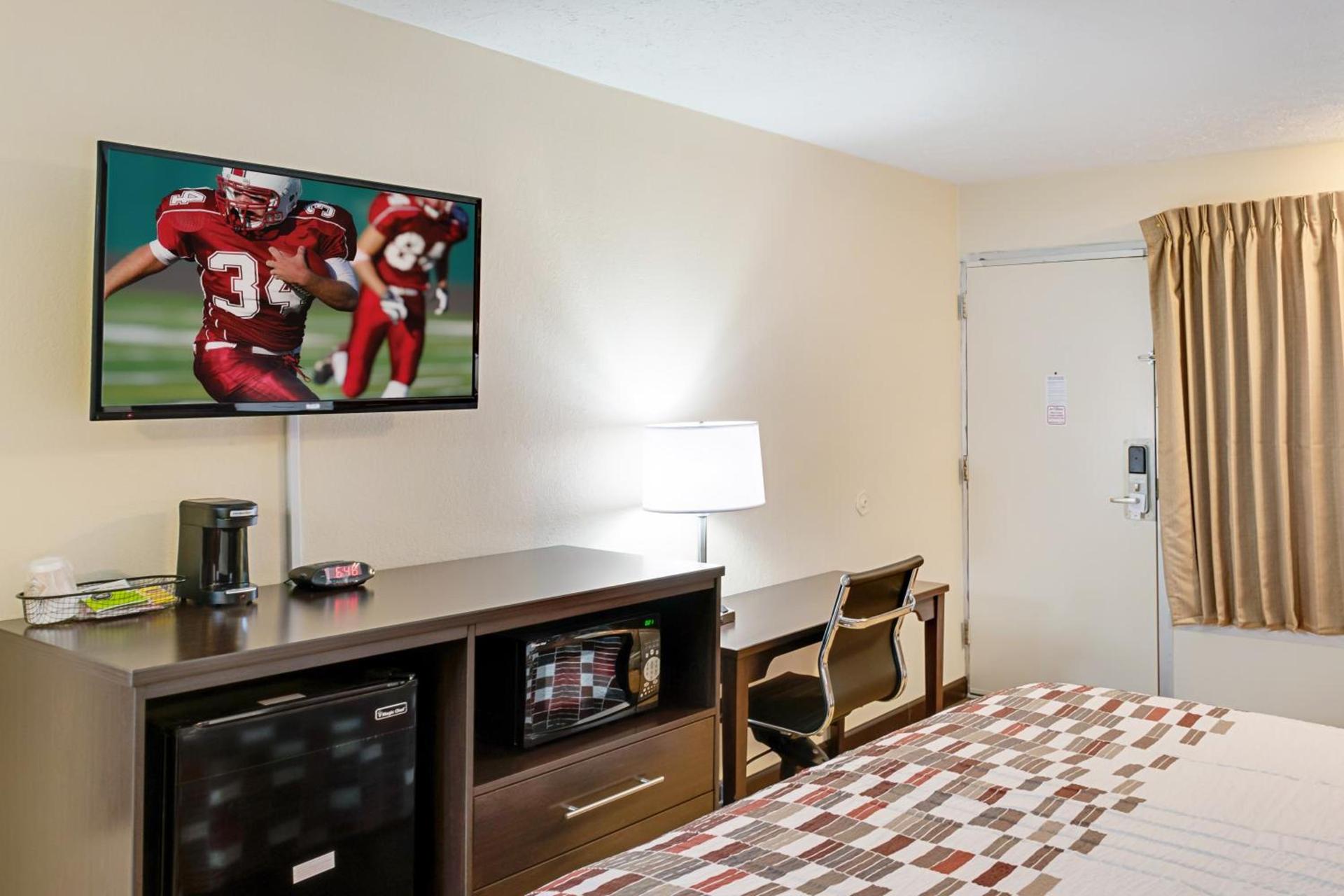 Red Roof Inn Indianapolis East photo 19