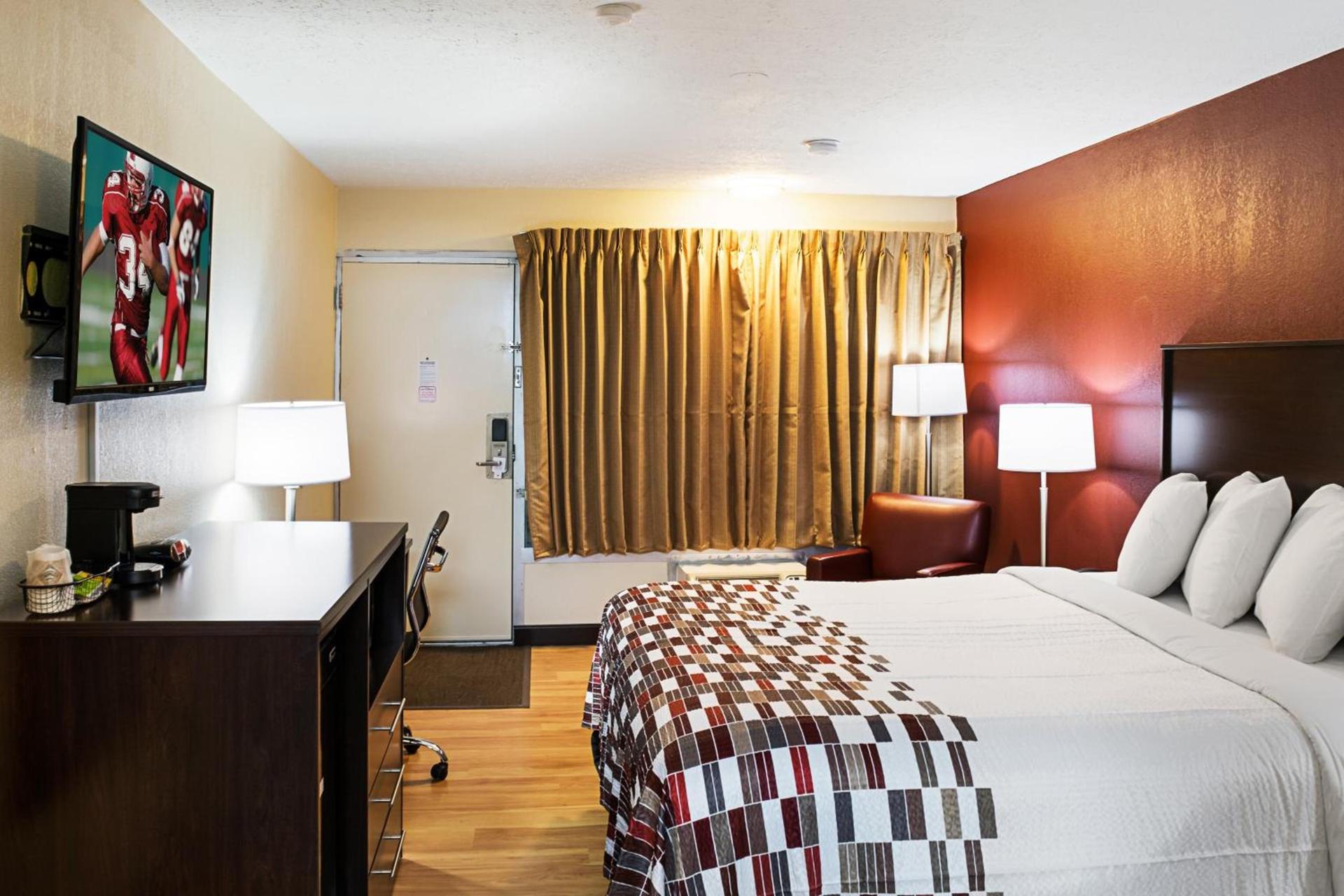 Red Roof Inn Indianapolis East photo 17