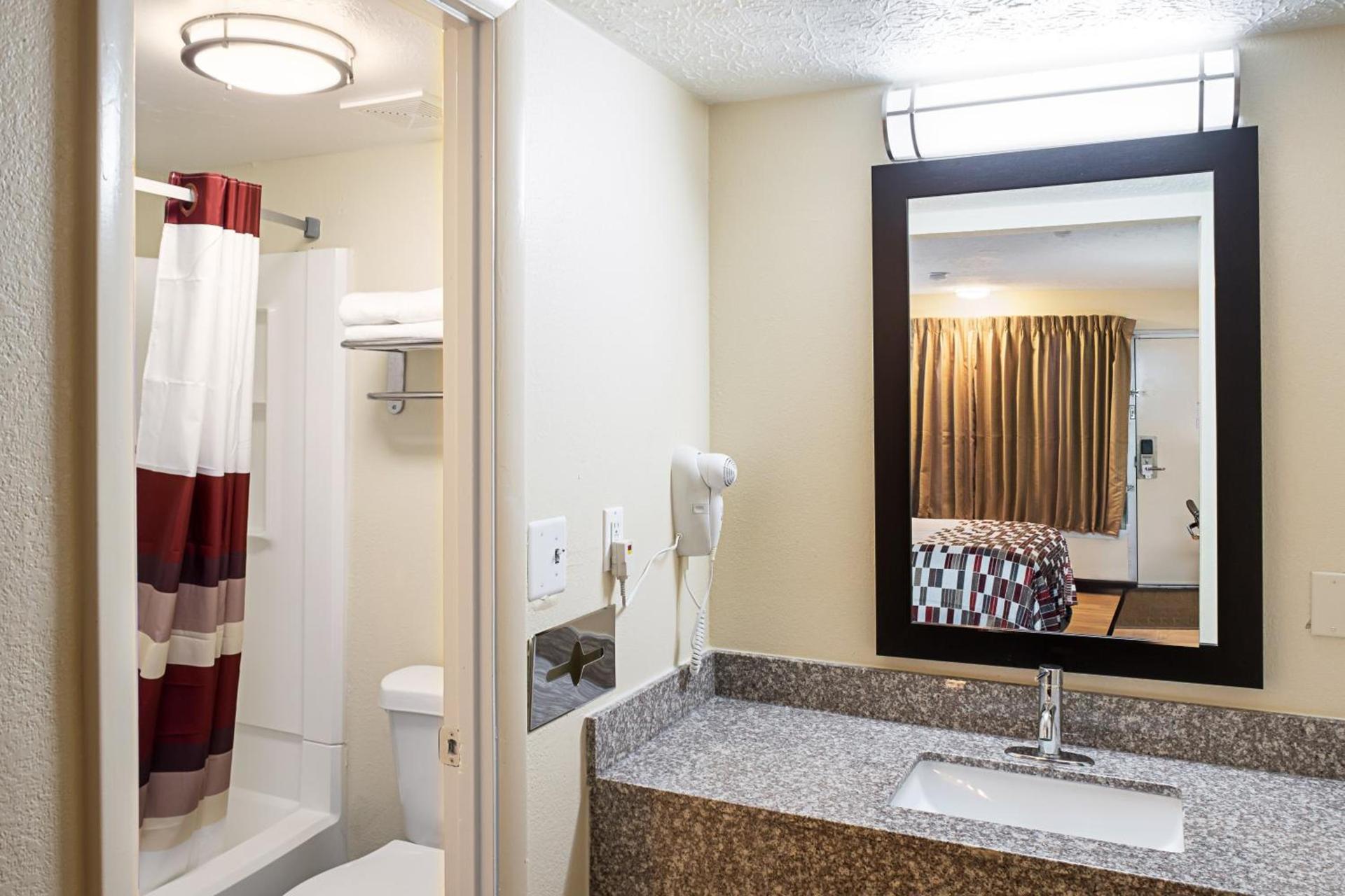 Red Roof Inn Indianapolis East photo 29