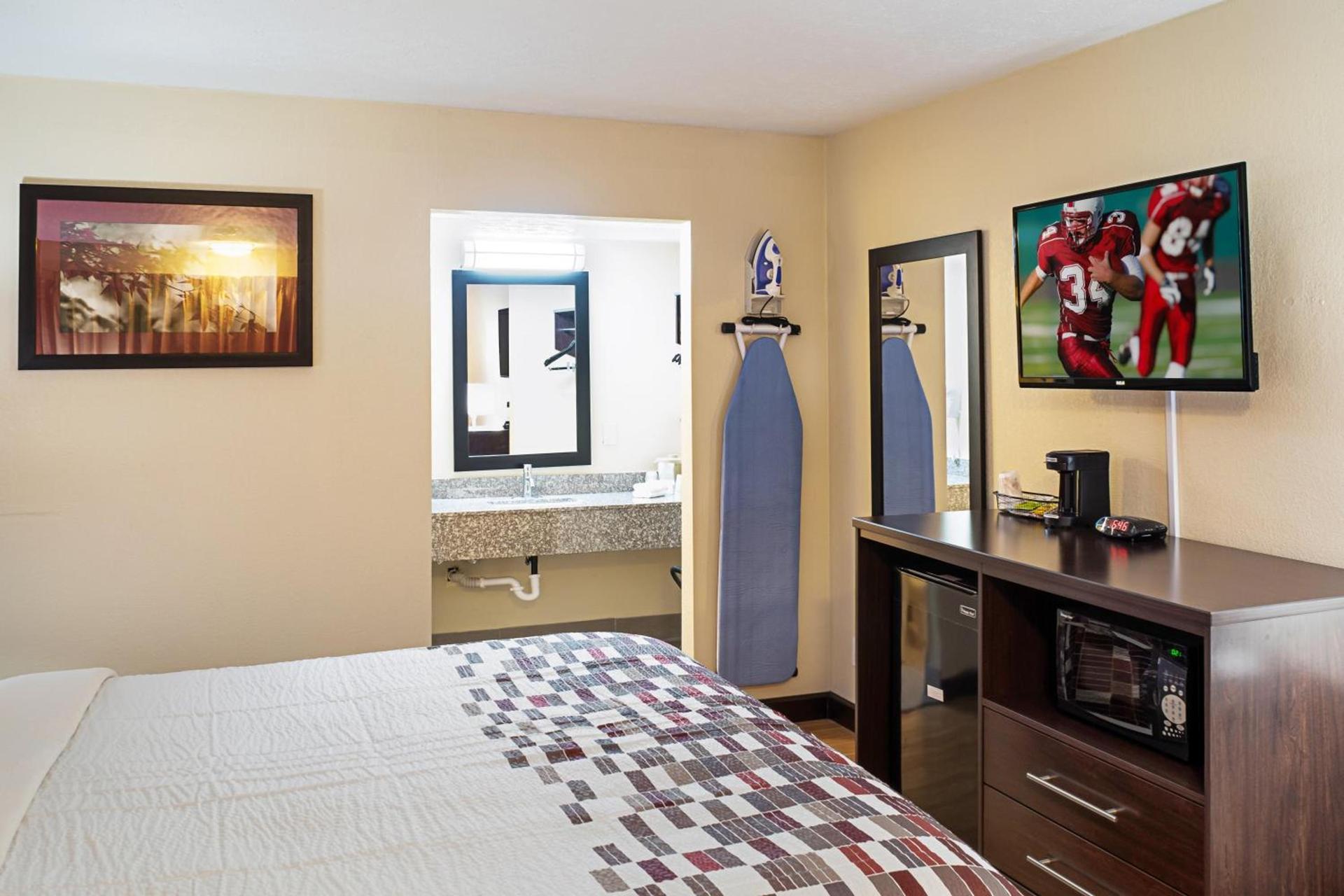 Red Roof Inn Indianapolis East photo 18