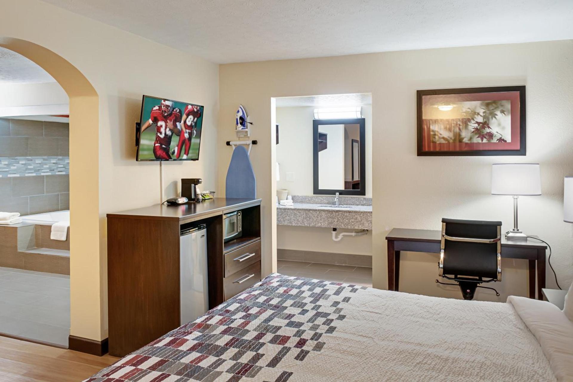 Red Roof Inn Indianapolis East photo 21