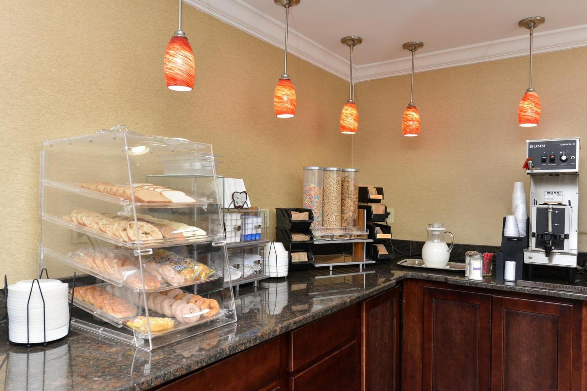Red Roof Inn Dalton photo 9